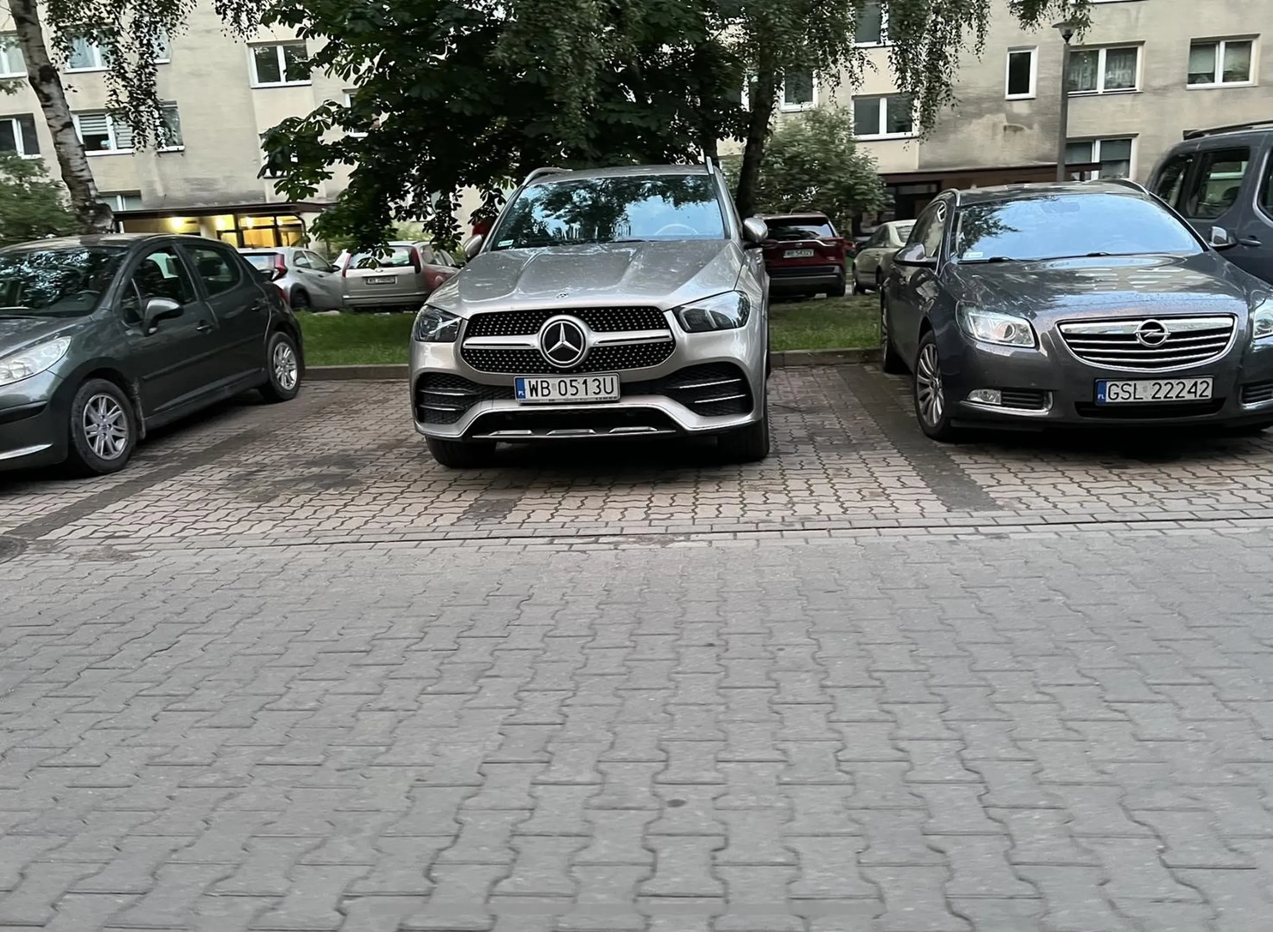 Jak widać dla „jaśnie pana” jedno miejsce to za mało… inni przecież nie muszą parkować…