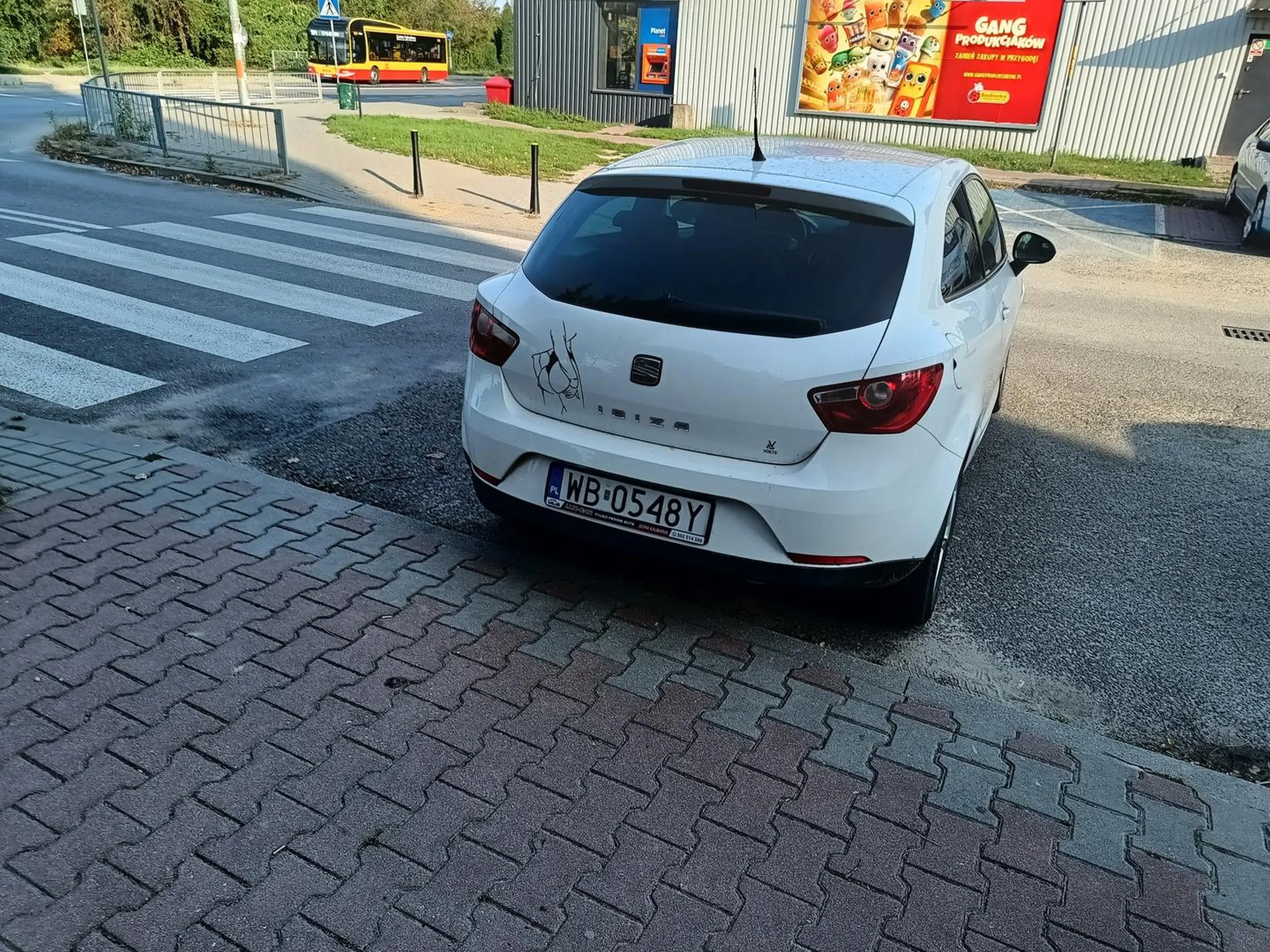 Cymbał parkuje przy samym przejściu dla pieszych i do tego w poprzek jezdni zamiast wzdłuż krawężnika.