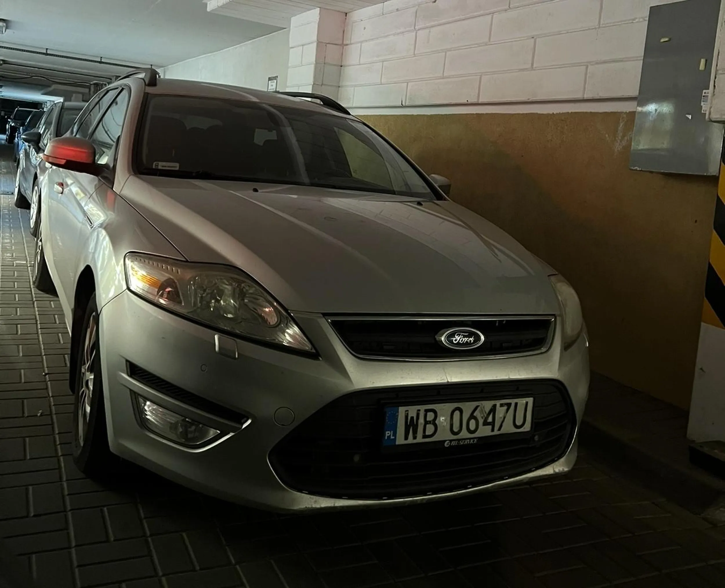 Geniusz parkowania… szkoda że we wjeździe do garażu, no ale nie jego to nie ma się czym przejmować ?