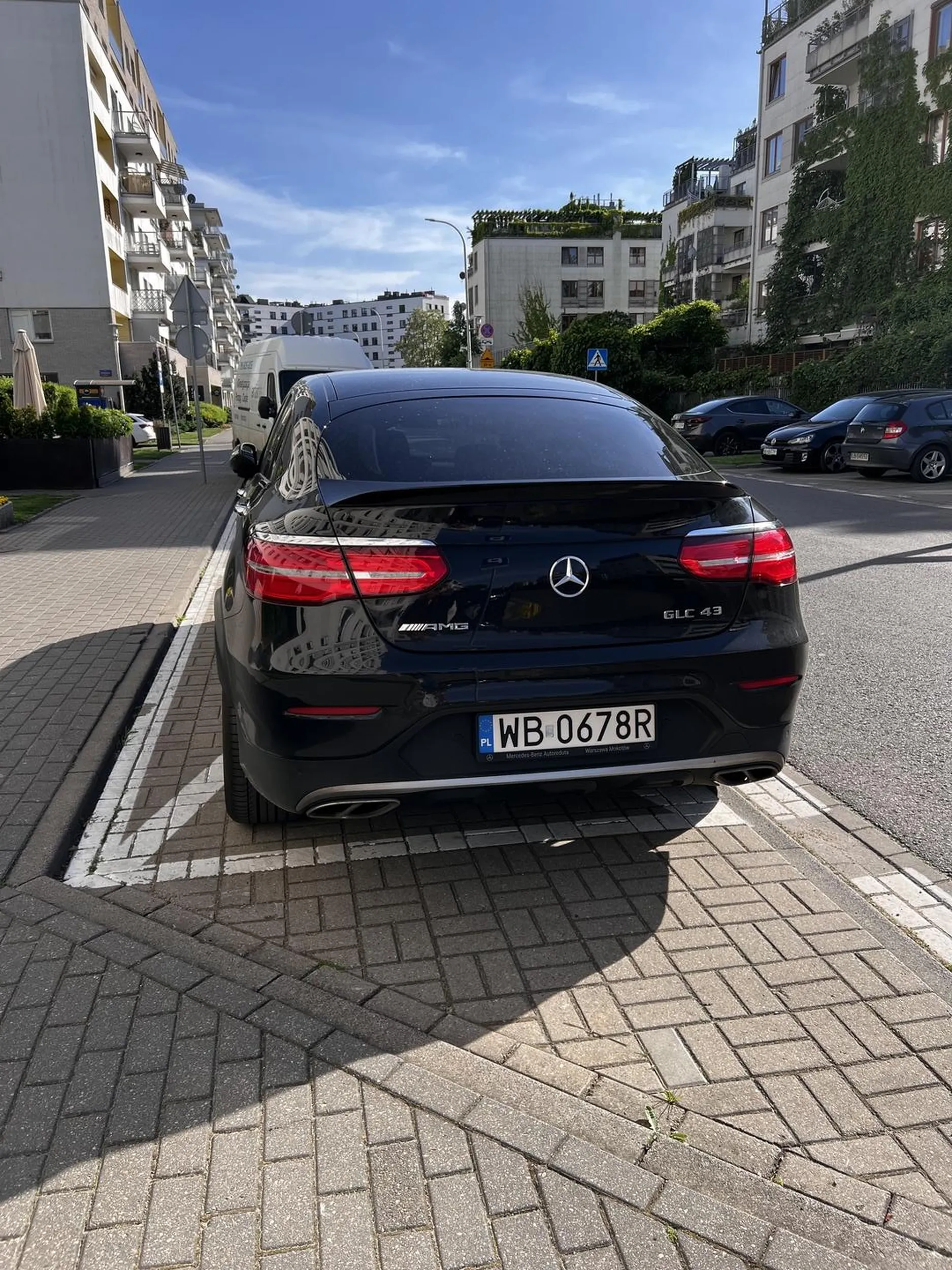 Niszy cudzą własność. Nie stosuje się do znaków drogowych. Zastawia prywatne miejsce parkingowe.