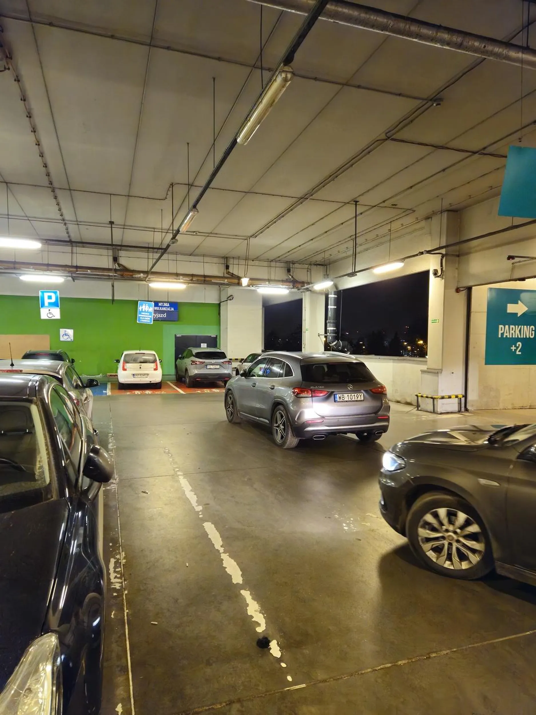 Parkowanie kretyna zastawiającego przejazd w galerii.