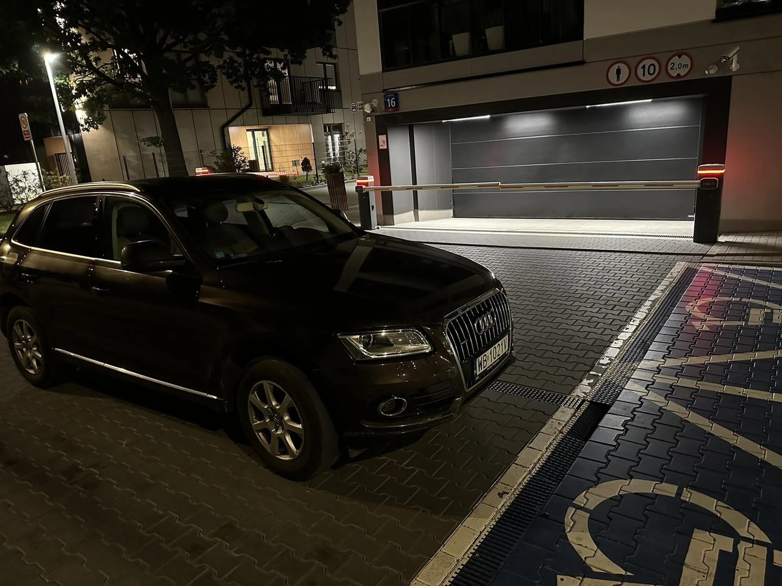 Naucz się parkować, a nie blokować garaż