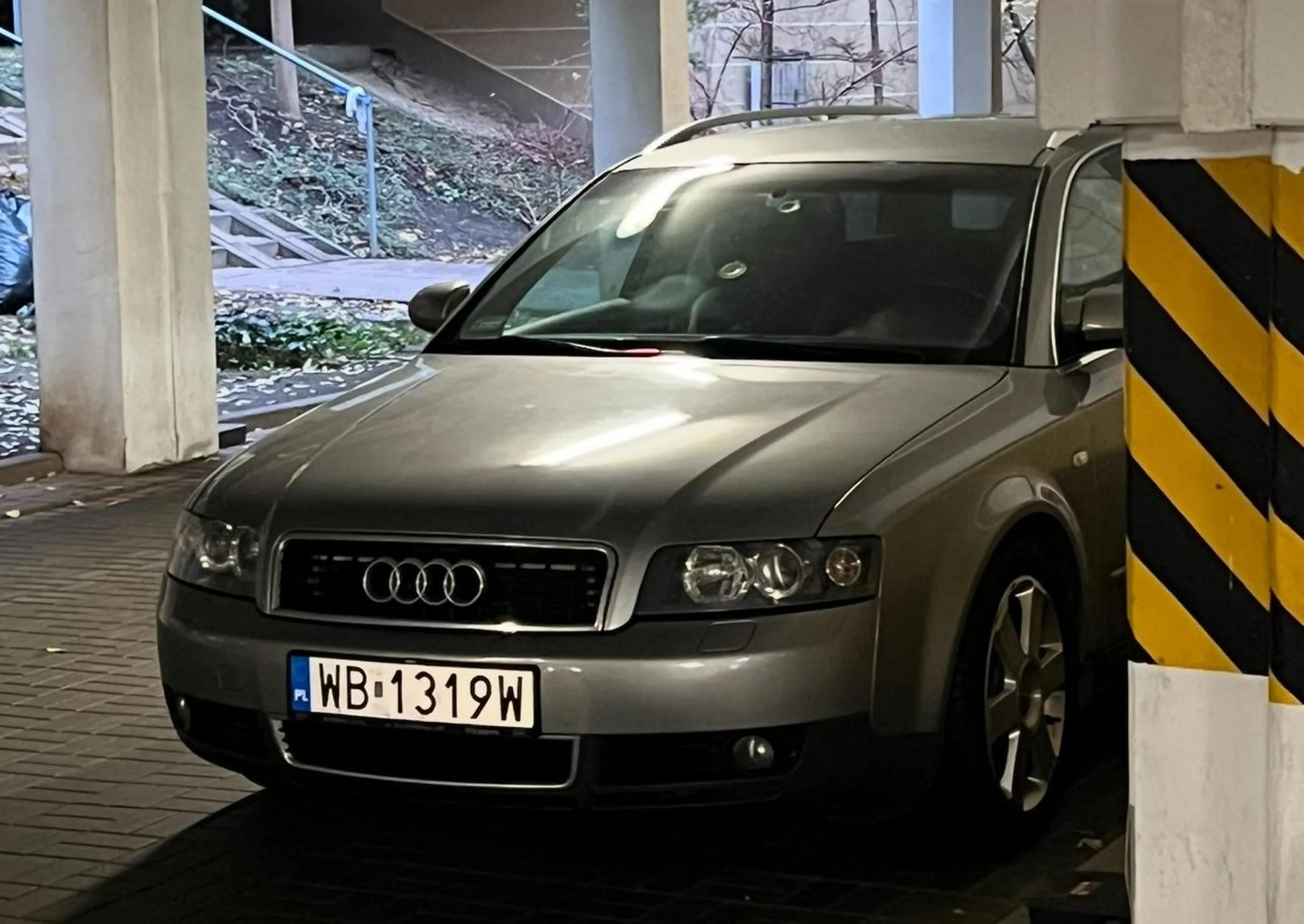 Geniusz parkowania… szkoda że we wjeździe do garażu, no ale nie jego to nie ma się czym przejmować ?