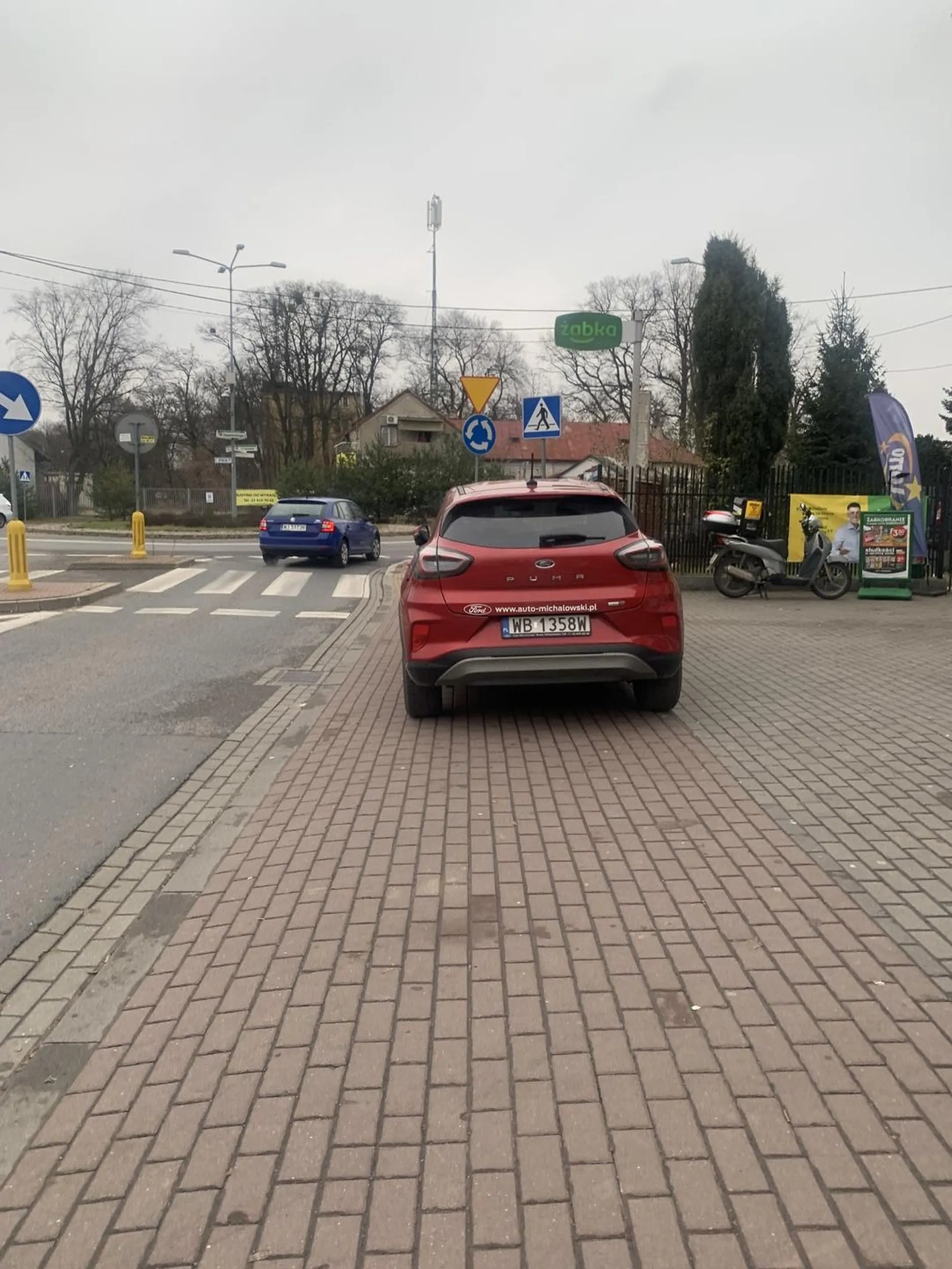 Królewna zastawia cały chodnik mimo że po lewej stronie cały parking jest wolny. Krowa.