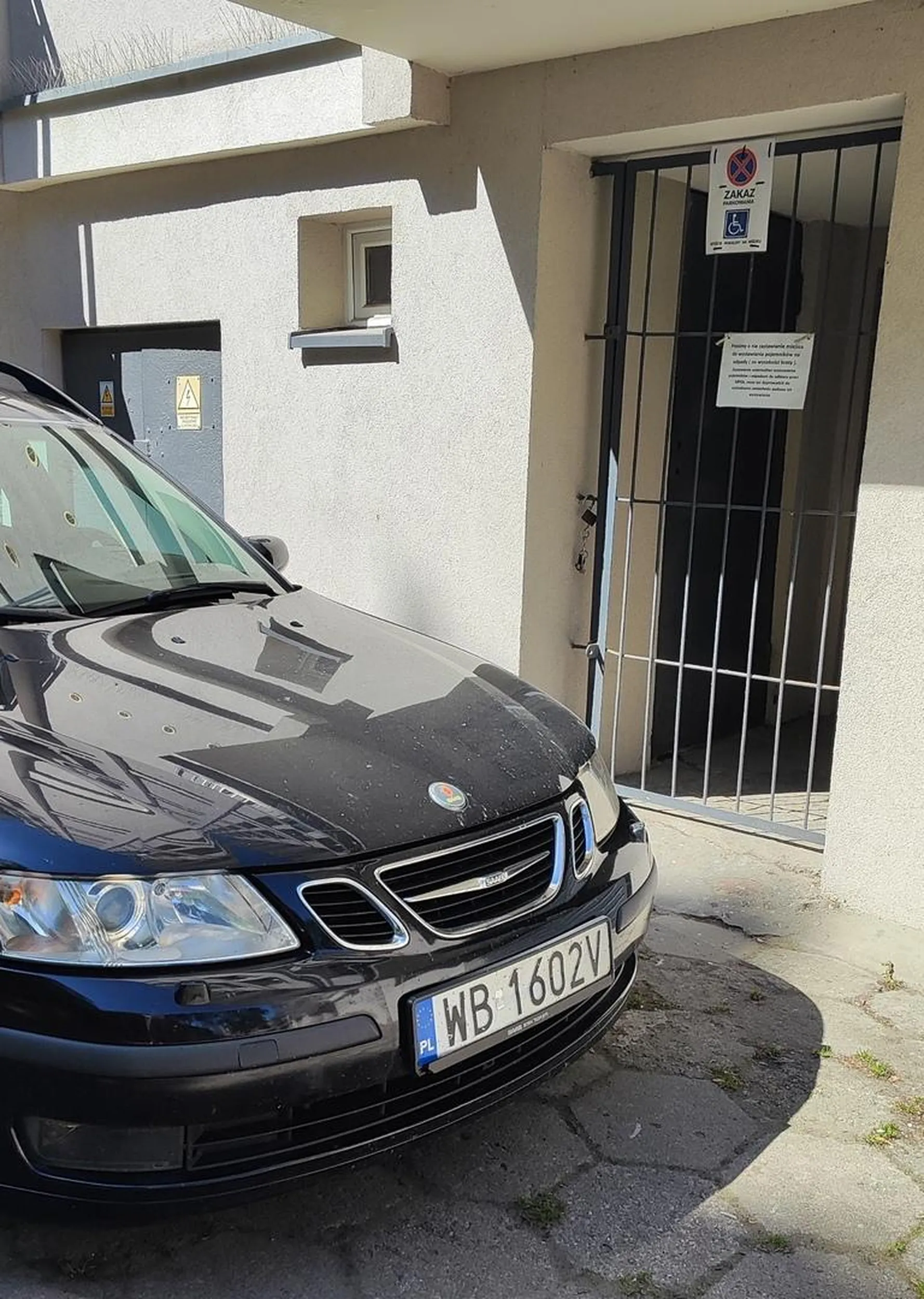 Cały dzień celowo blokuje wyjście niepełnosprawnemu z domu. Niech go sąsiedzi wynoszą schodami z bloku. Przecież kaleka powinien siedzieć w domu po co ma psuć estetykę wielkiemu panu.