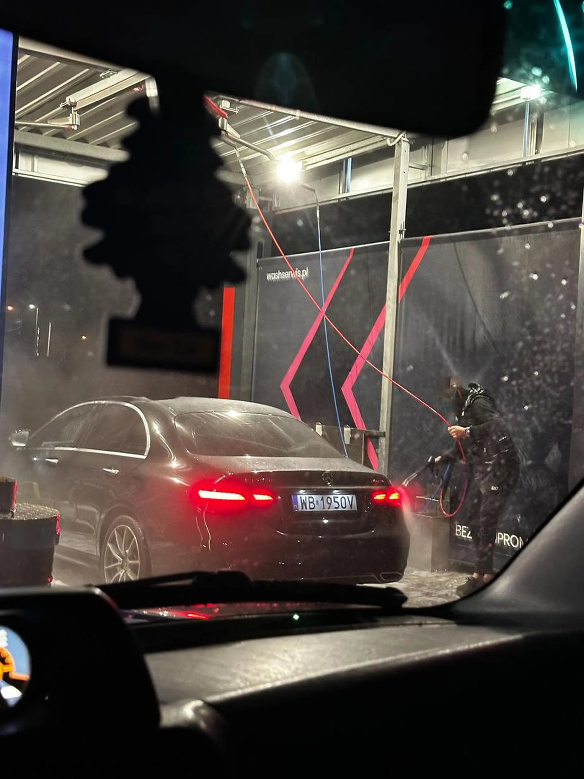 nie pozdrawiam pana z mercedesa, wjebal się przede mnie na myjnię swoją eklasa i myśli że jest śmieszny