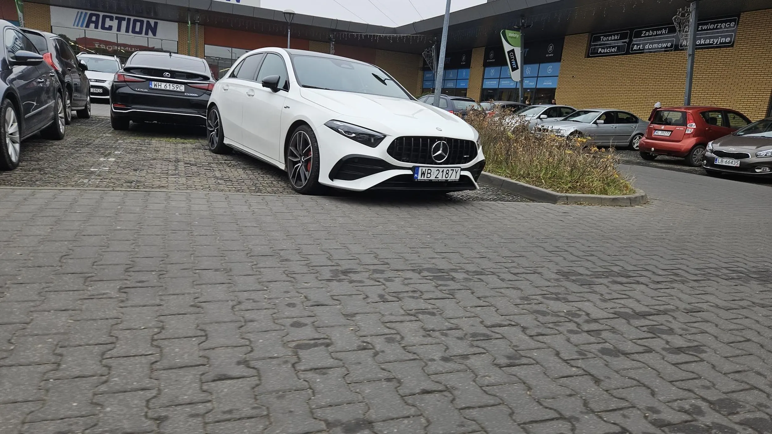 Gdyby miał jakiegoś prawdziwego mercedesa to już potrzebowałby trzech miejsc do zaparkowania, jeśli tym małym potrzebuje dwóch