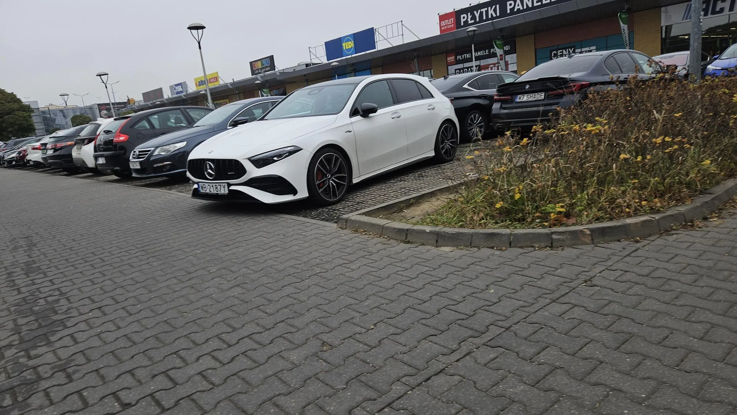 Gdyby miał jakiegoś prawdziwego mercedesa to już potrzebowałby trzech miejsc do zaparkowania, jeśli tym małym potrzebuje dwóch