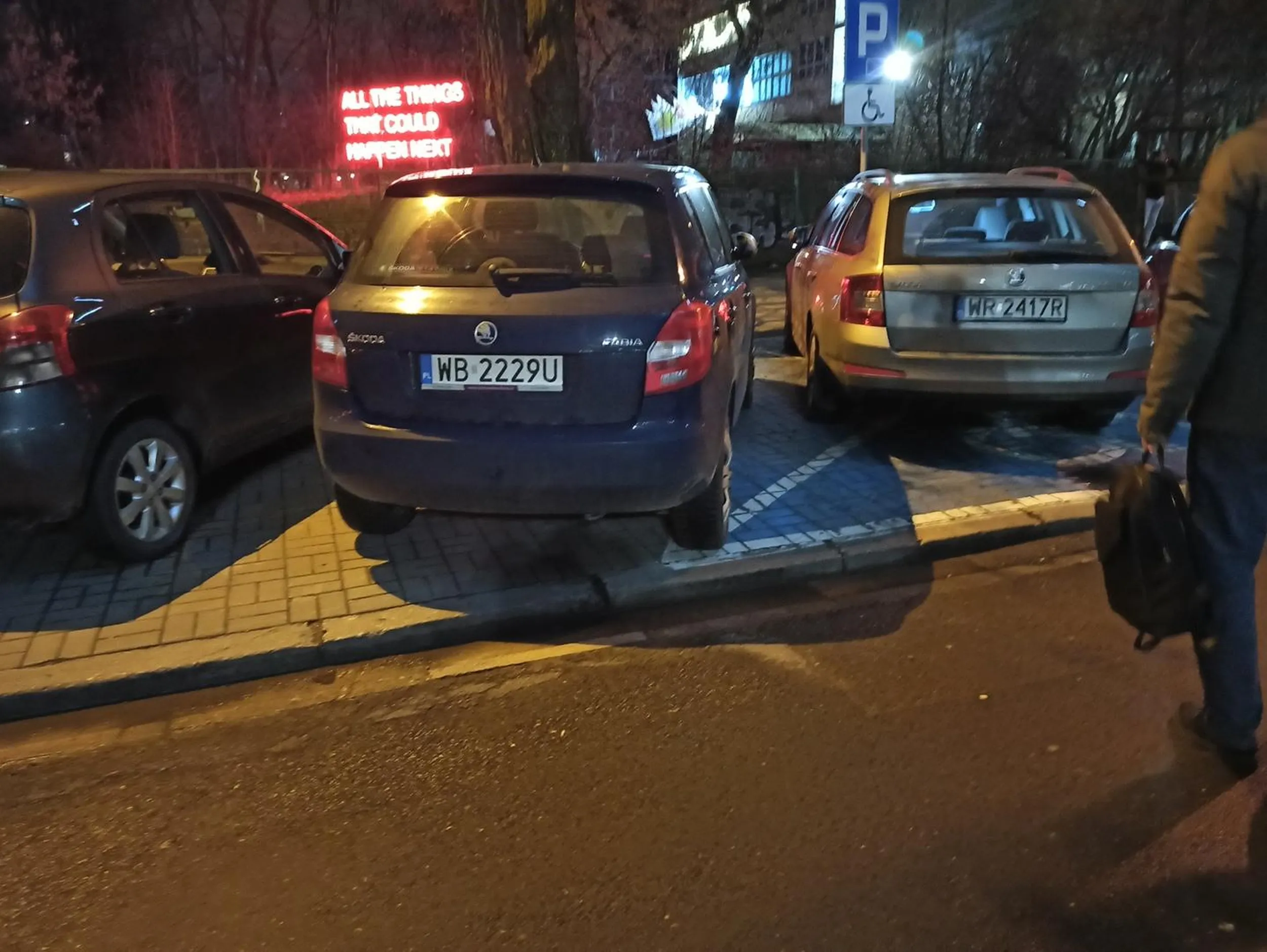 Pozbawiony wyobraźni CHAM!!! Niby dlaczego miejsca dla osób z niepełnosprawnością są szersze??!!! Jak podjechać na wózku??!!!