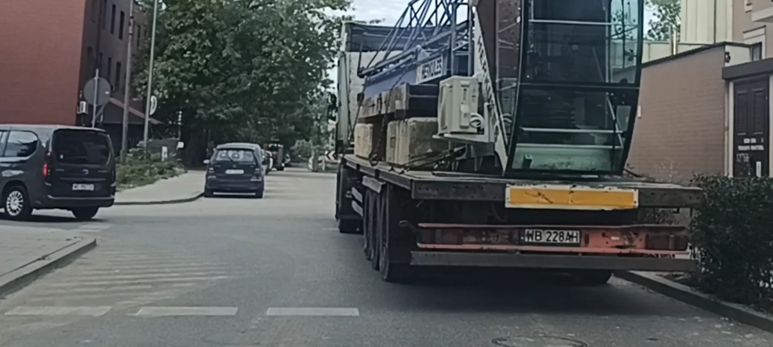 Bandyta drogowy zaparkował złom na skrzyżowaniu i poszedł do Żabki po wódkę.