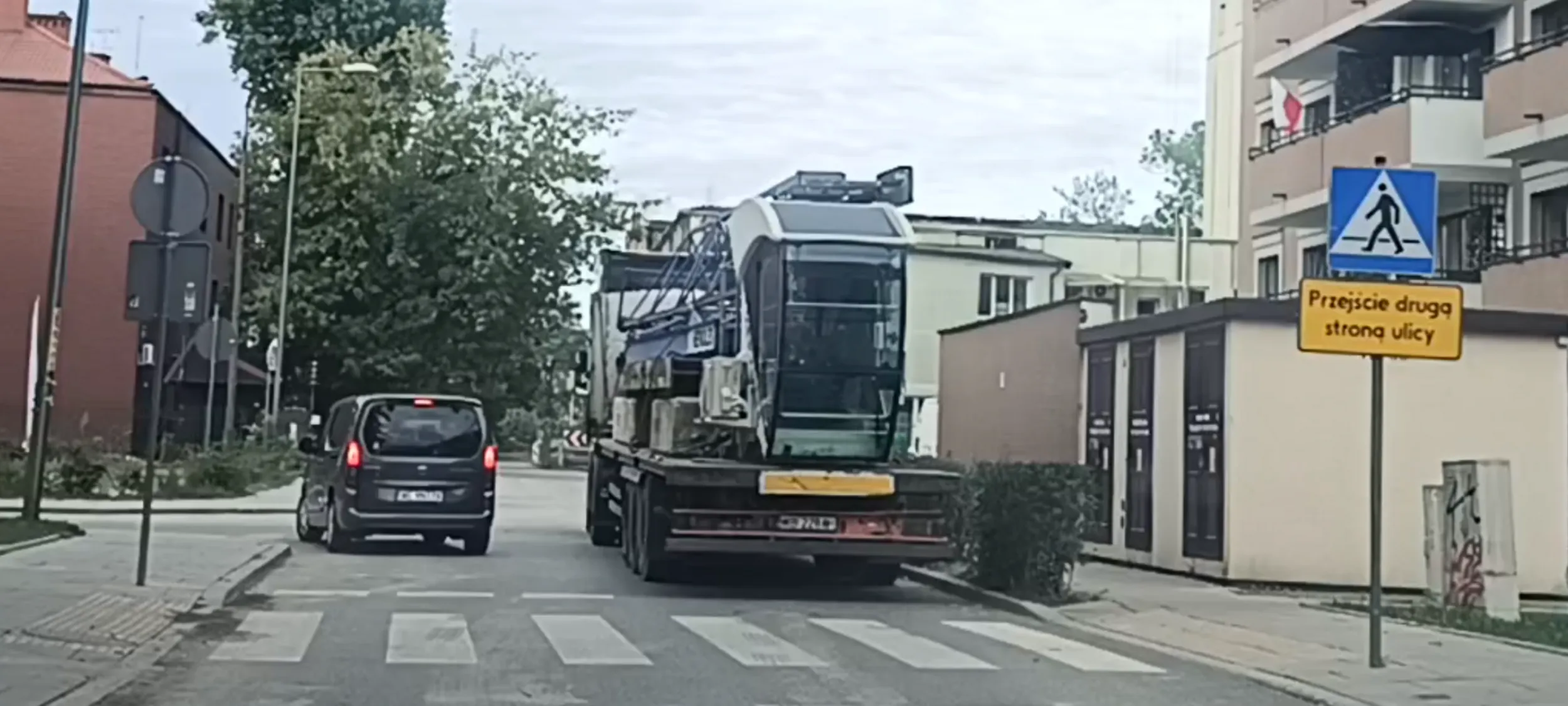 Bandyta drogowy zaparkował złom na skrzyżowaniu i poszedł do Żabki po wódkę.