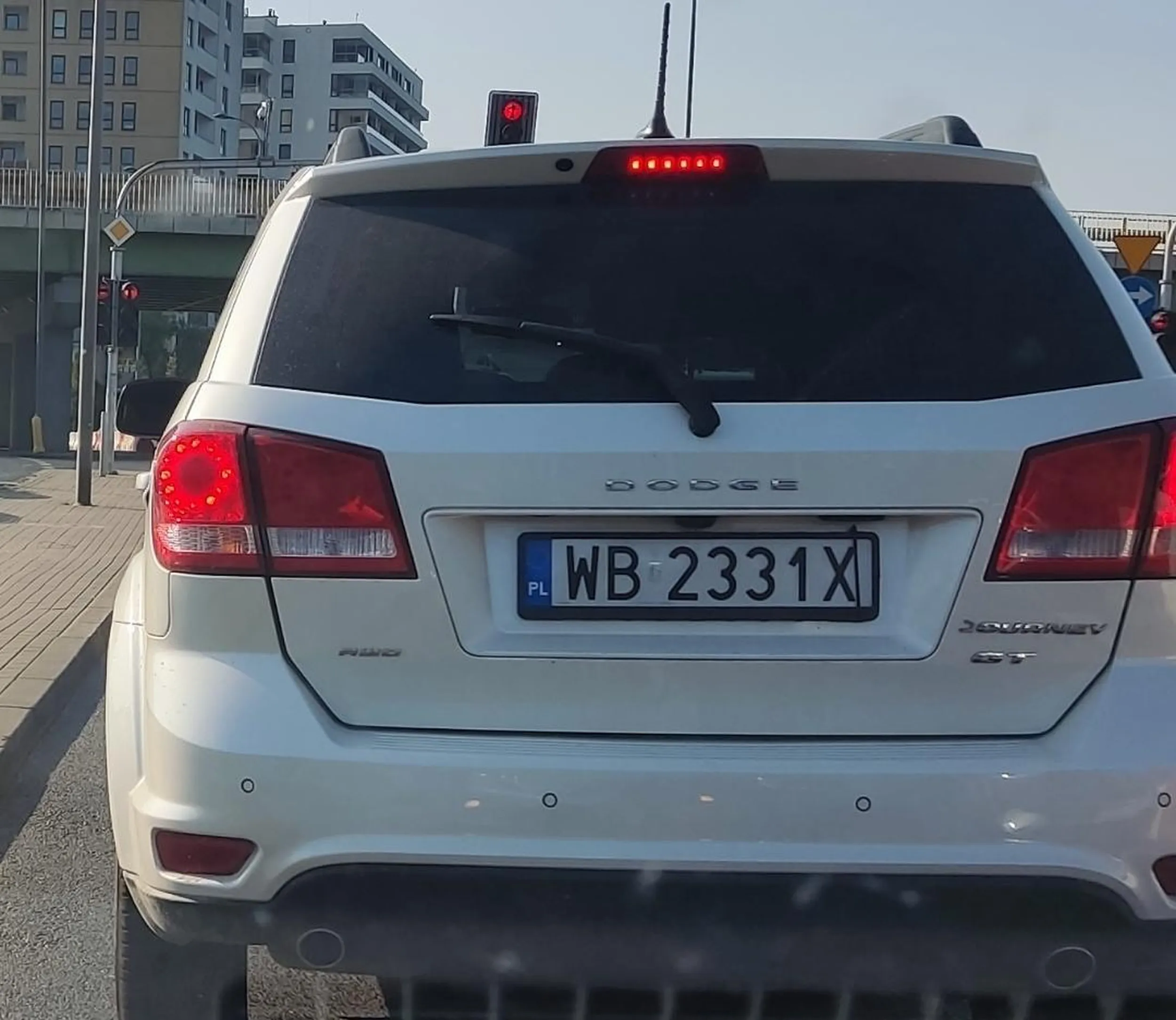 Czy w mieszkaniu też wyrzucasz śmieci za okno? Kto cię paniusu uczył kultury....