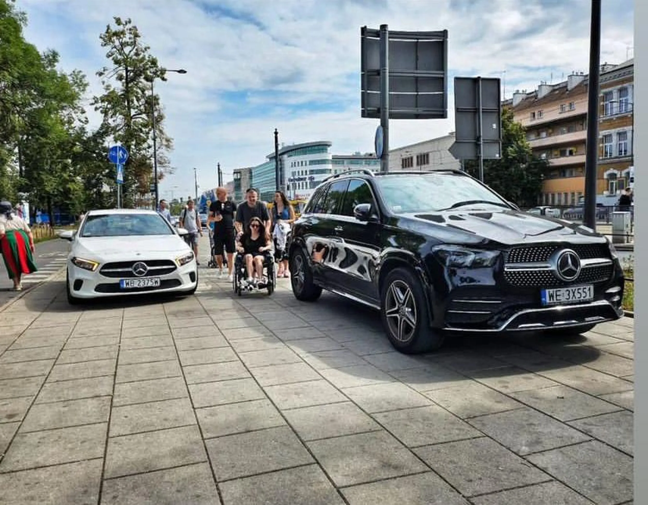 kolejny nowobogol co nie potrafi zaparkować jak biały człowiek, chyba go nogi bardzo bolą.