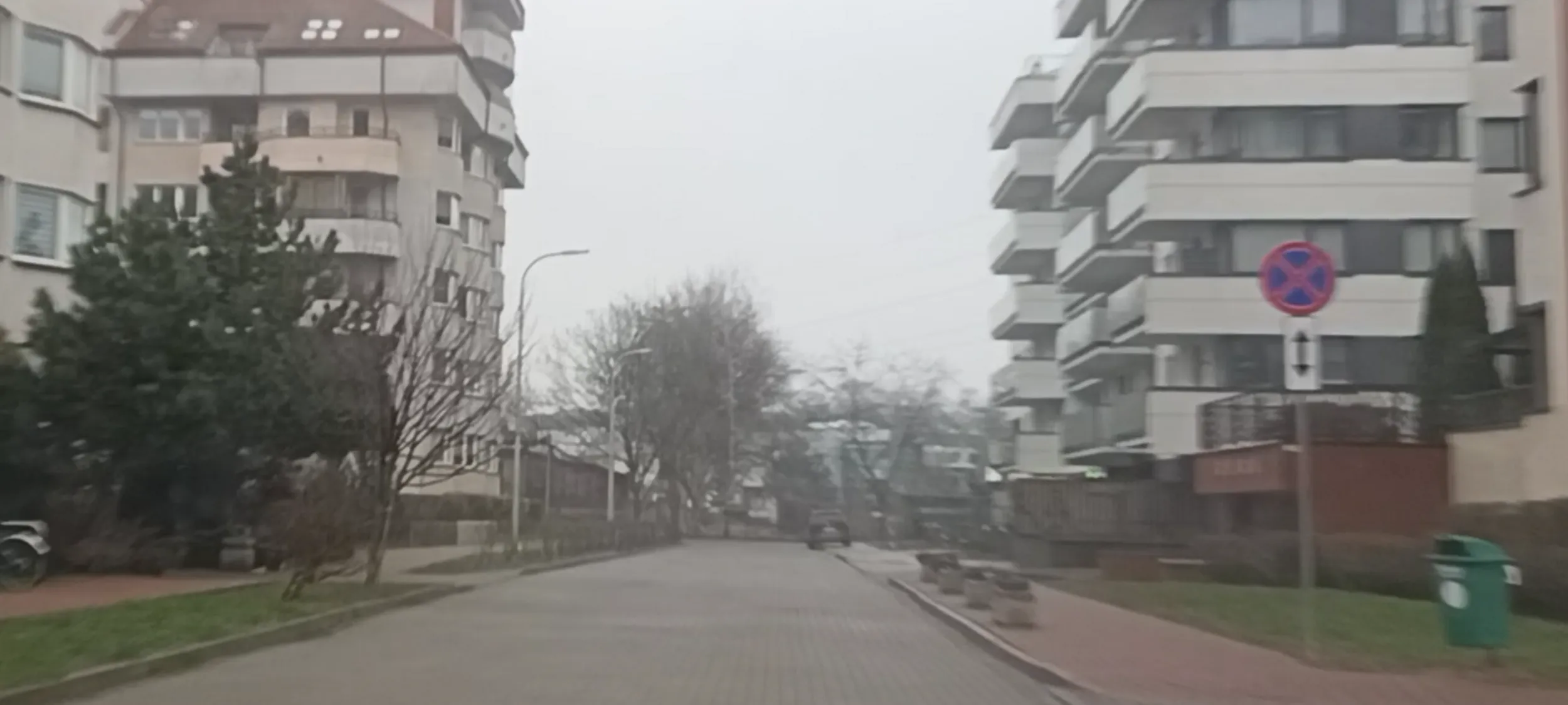 Ameba parkingowa stoi na chodniku i na ulicy gdzie jest zakaz zatrzymywania się i postoju