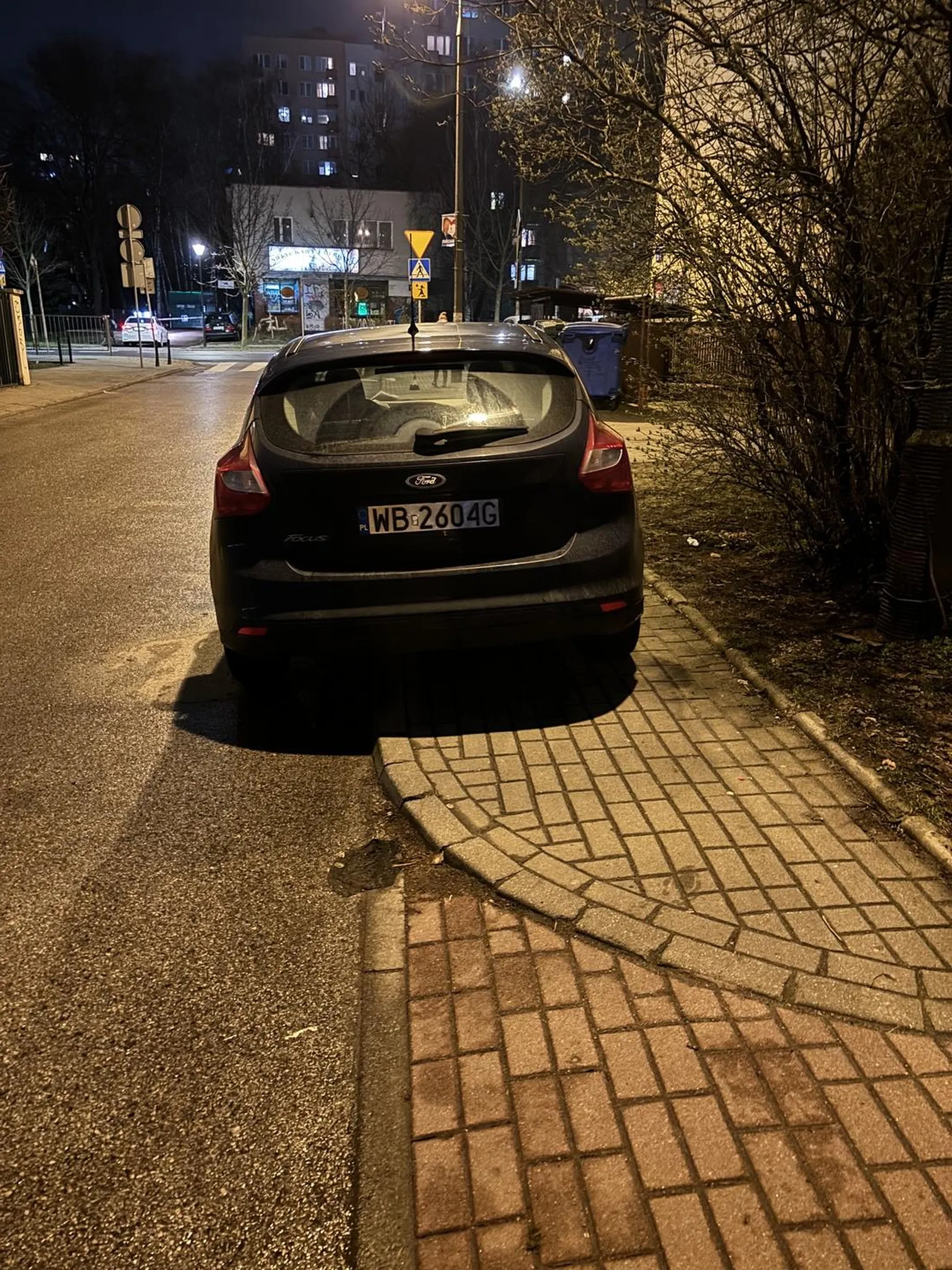 Parkuje na cały chodnik ?