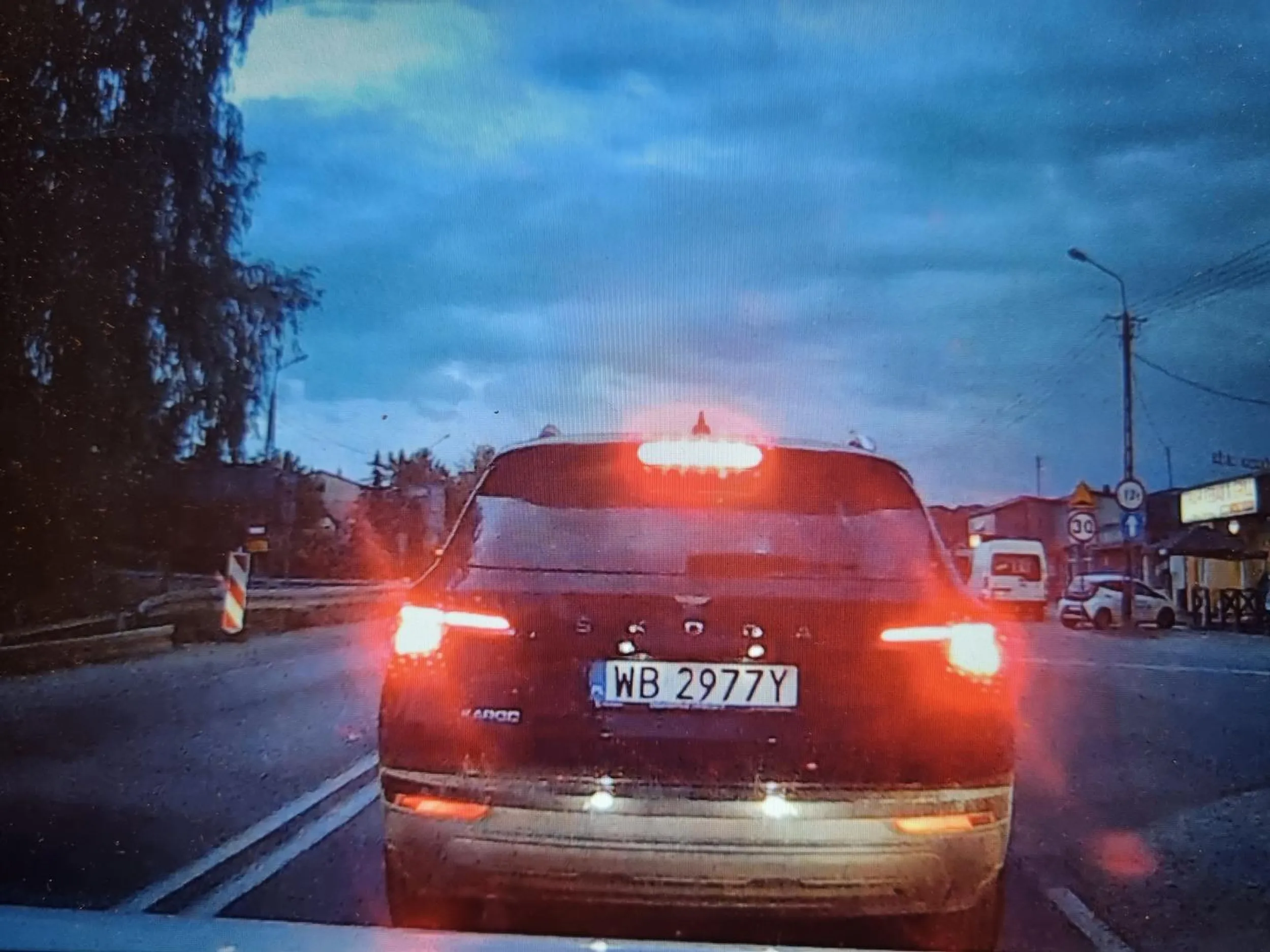 Typowy warszawiak idący w niedzielę do ogrodu. Nie włącza kierunkowskazu przed wyprzedzaniem, a potem narzeka, że ktoś na niego trąbi. Po zwróceniu na siebie uwagi nagle kilkukrotnie hamuje... NIEDZIELNY SZERYF ?.