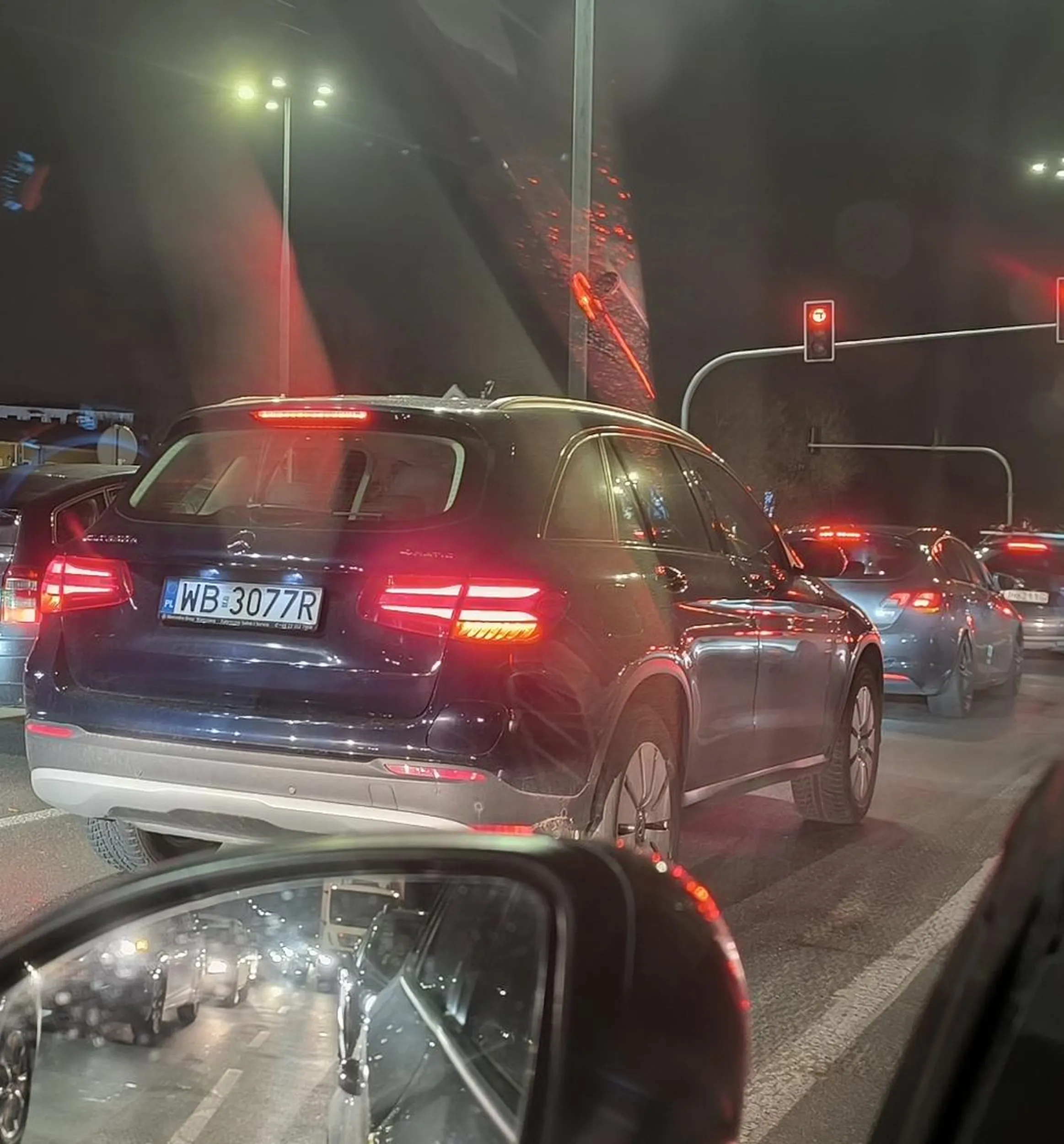 Baba w terenie zabudowanym jeździ na światłach drogowych i oślepia innych.