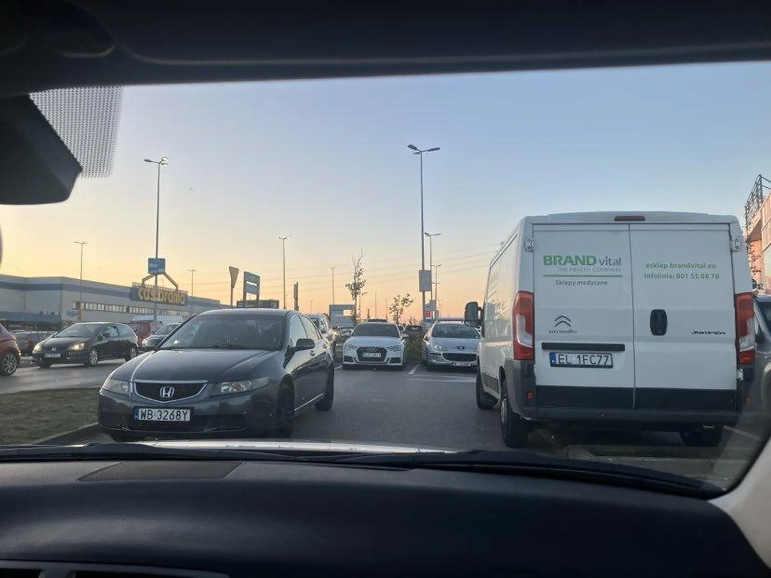 12 sierpień 19:56 nie pozdrawiam właściciela Hondy Accord który postanowił zapracować we wjeździe na parking.