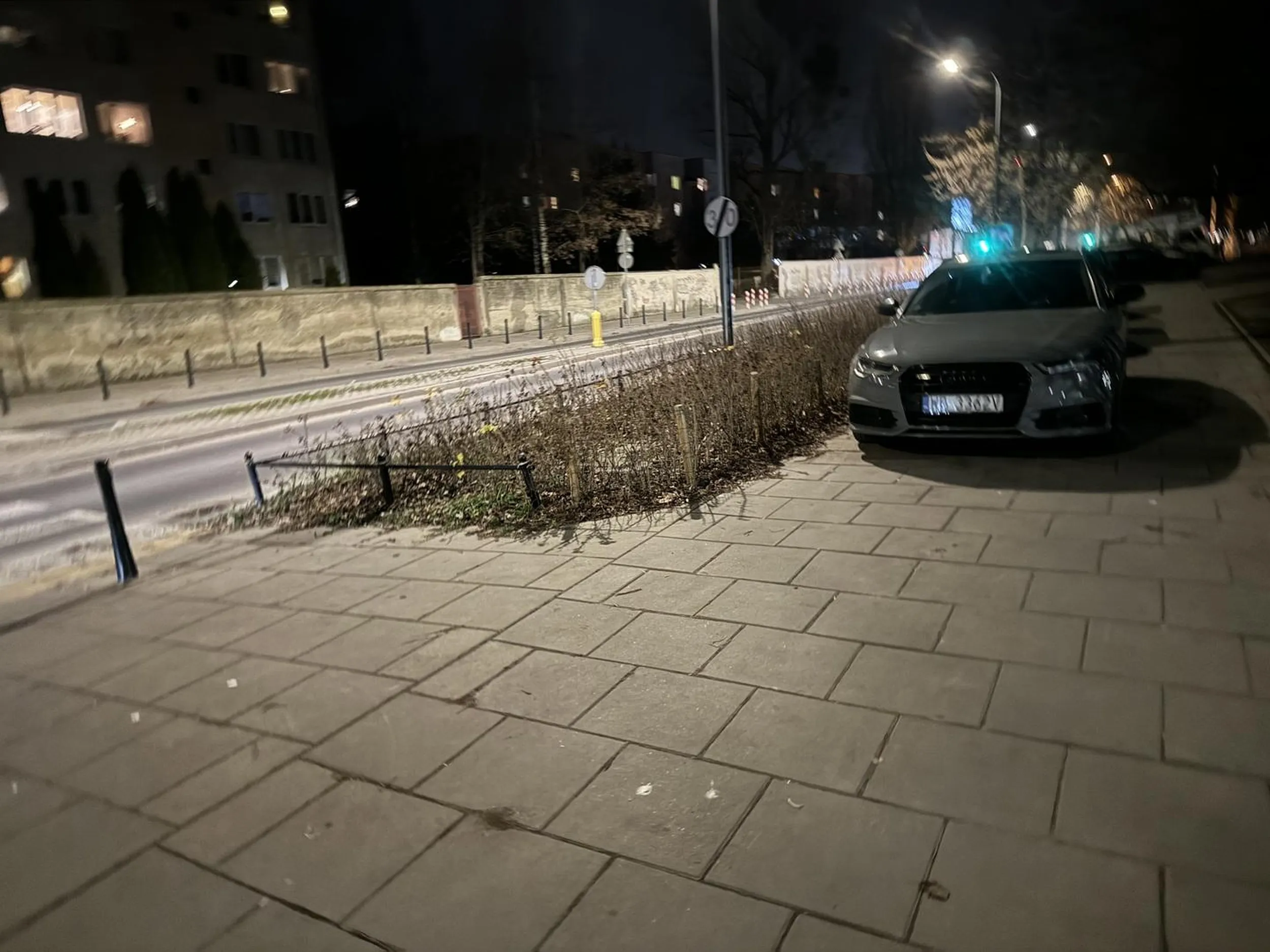 Warszawskie parkowanie władcy pierścieni na chodniku ;)