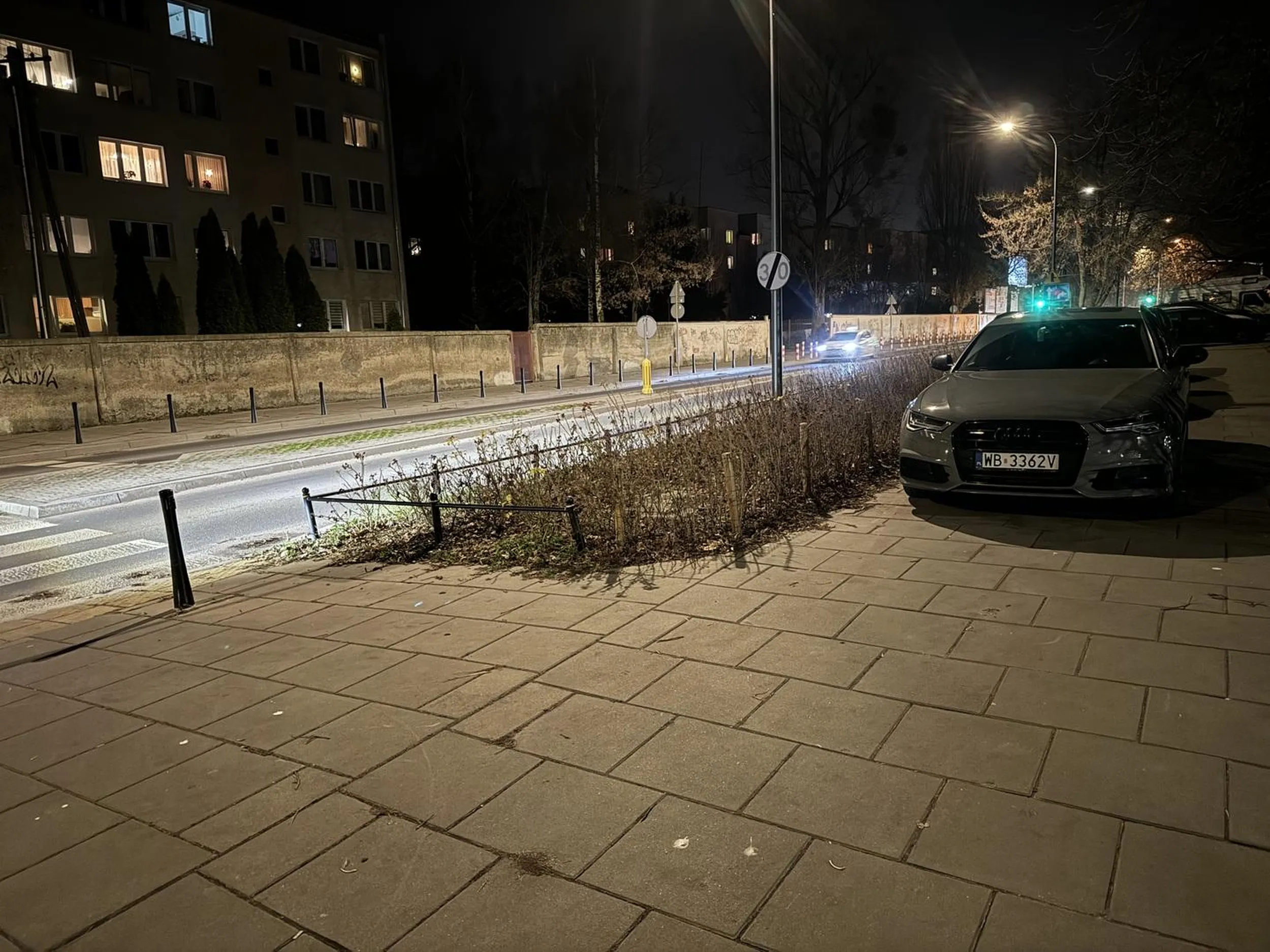 Warszawskie parkowanie władcy pierścieni na chodniku ;)