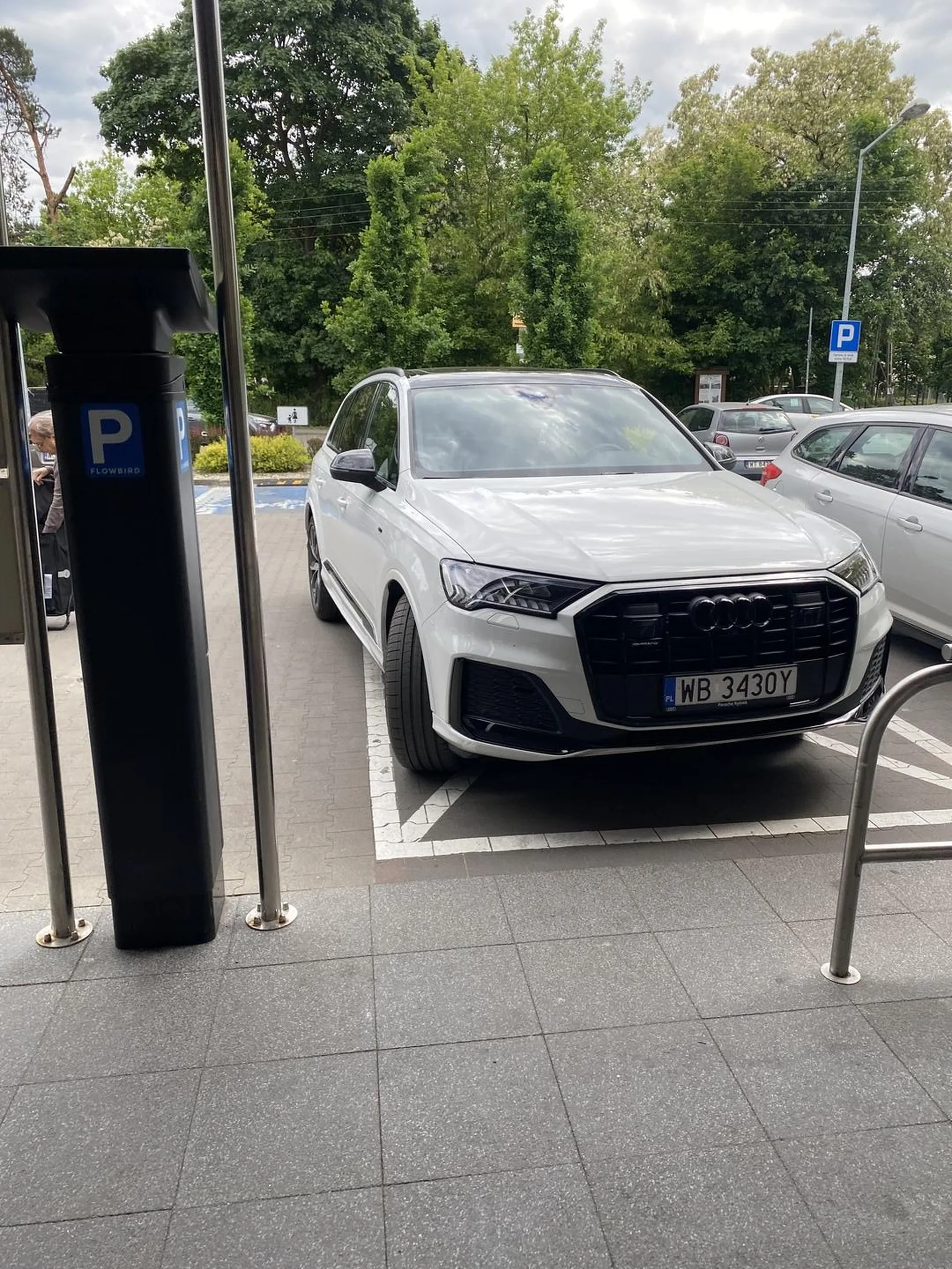 Pani może jeszcze do sklepu by wjechała?