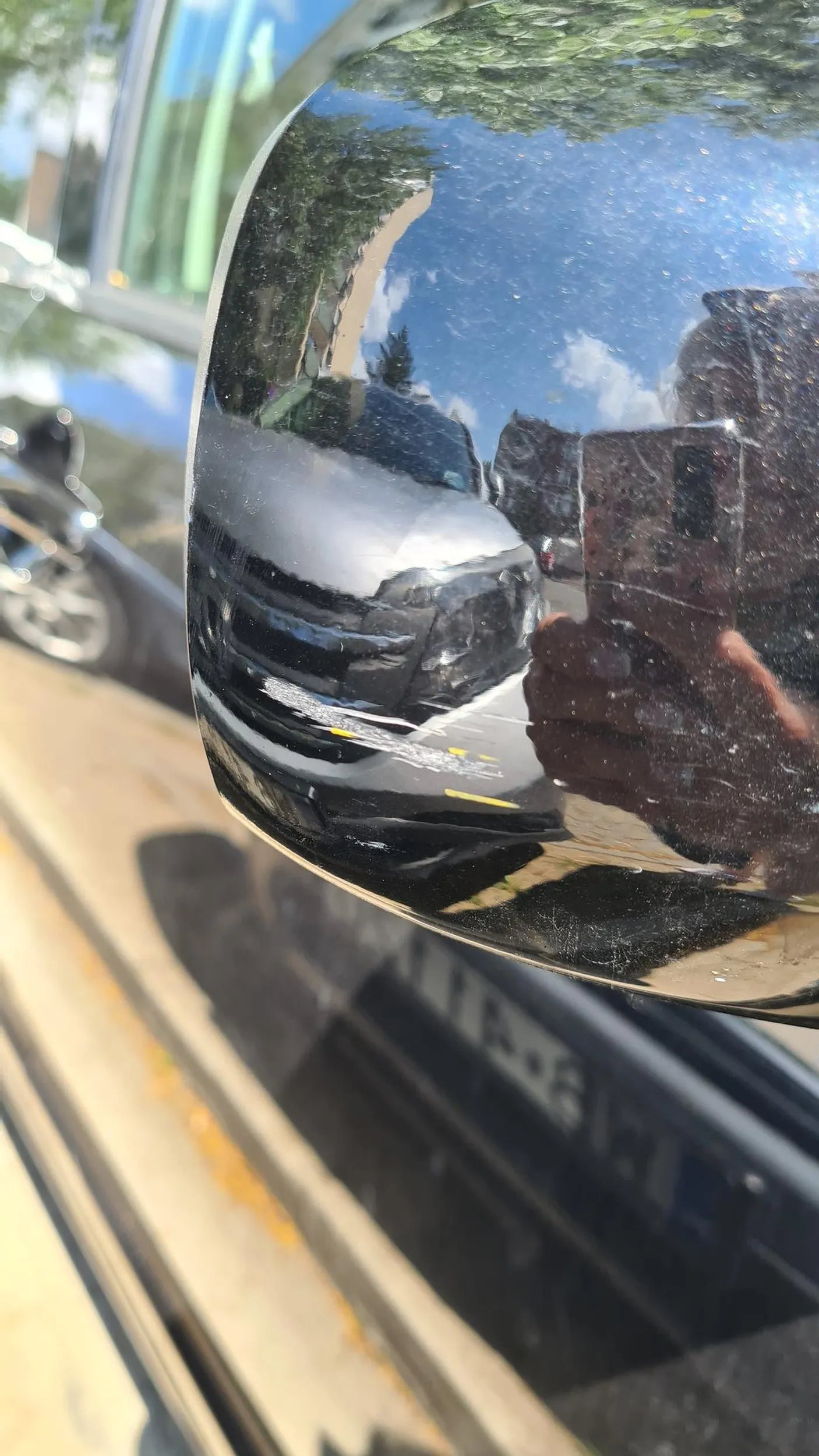 Uwaga na tego żenującego kierowcę, nie potrafi parkować, rysuje ludziom samochody i nie poczuwa się do odpowiedzialności