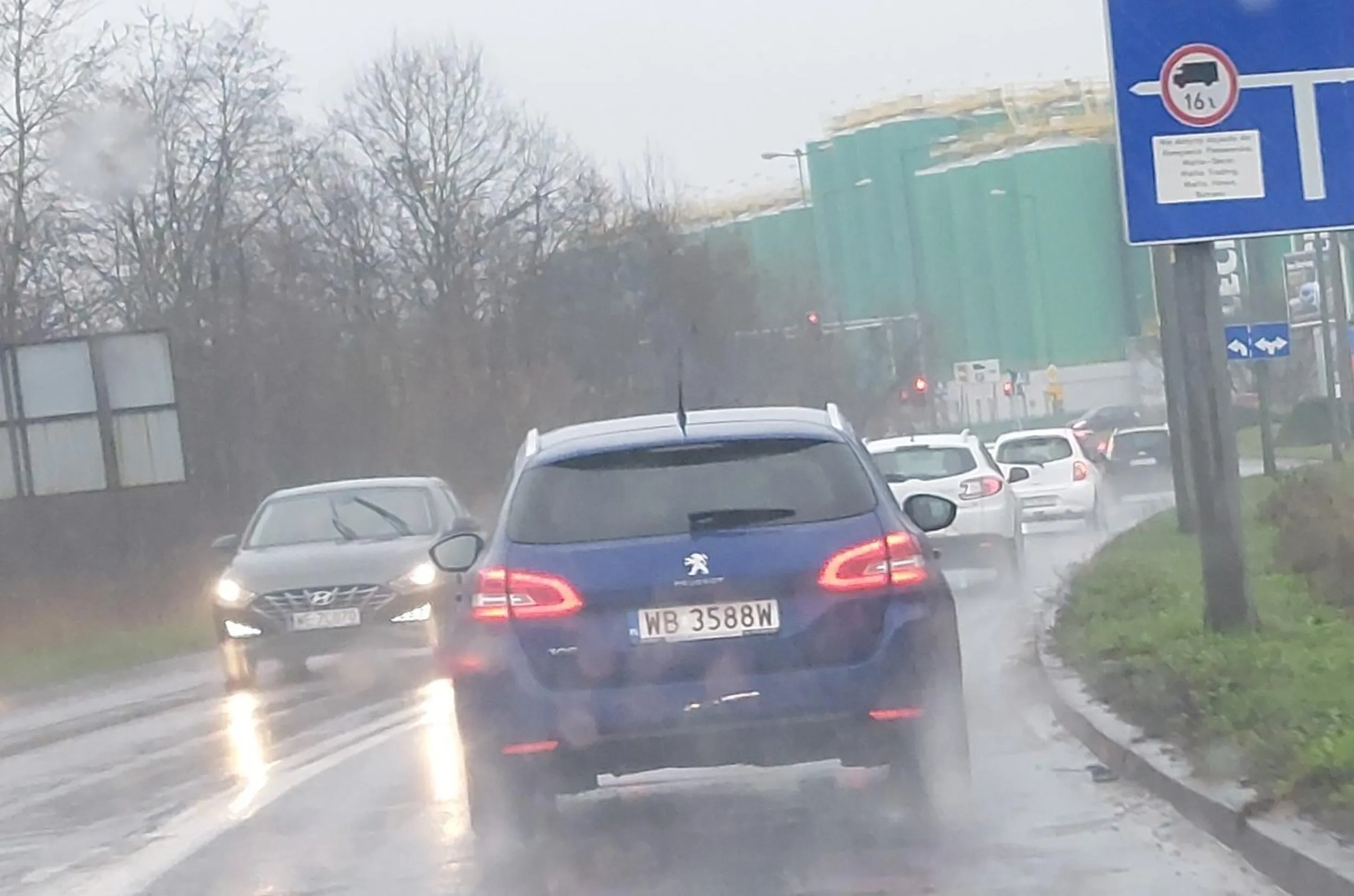 Kierowca auta z dnia 23.03.2024 koło IKEA w Poznaniu, powinien trafić do psychiatry a nie na drogę publiczną.