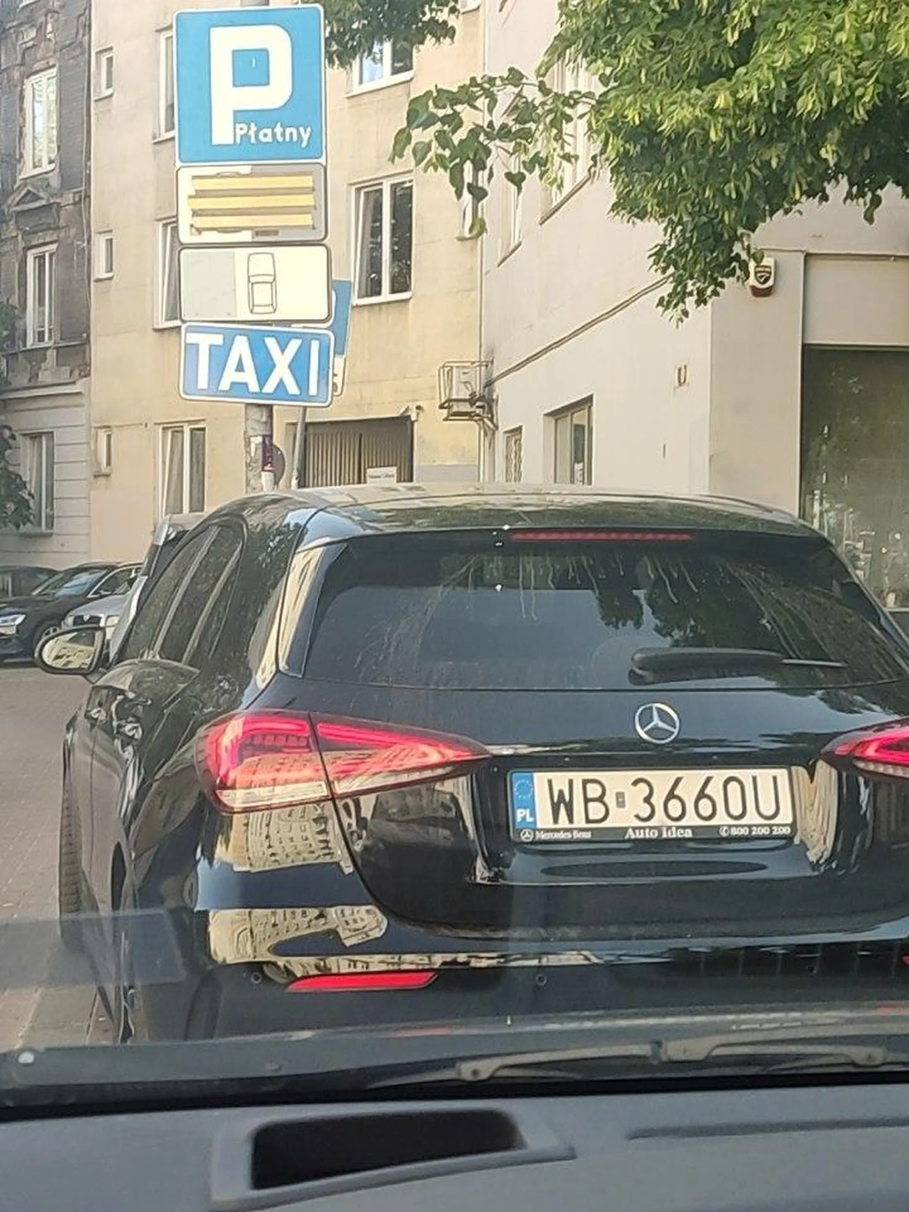 Parkuje na postoju Taxi z oszczędności na opłacie biletomatu