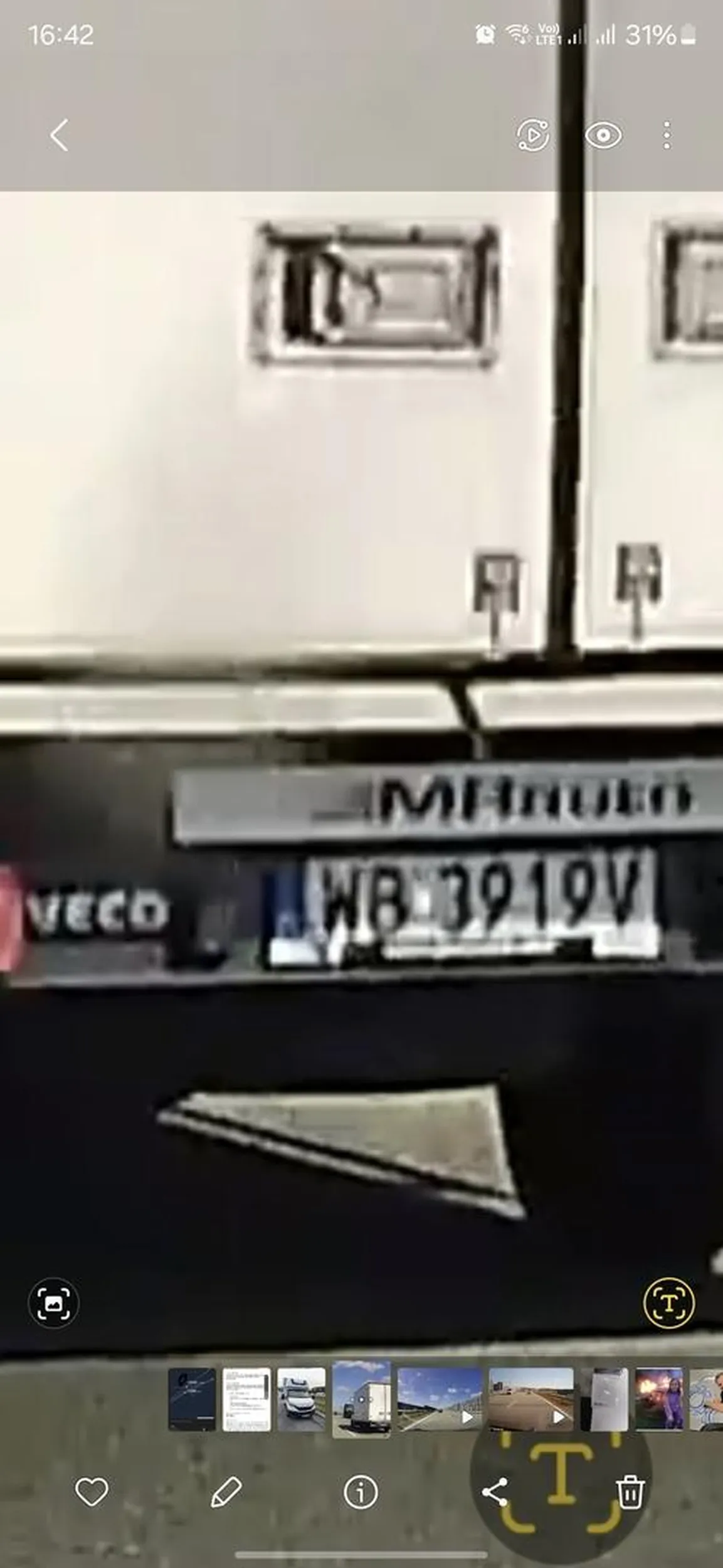 Kierowca wyrzucił coś przez okno na autostradzie A1 Wieszowa. Trafiło moje auto, blotnik uszkodzony... Wszystko zostało nagrane kamerami z przodu i tyłu samochodu. Sprawa zostaje oddana na policję.