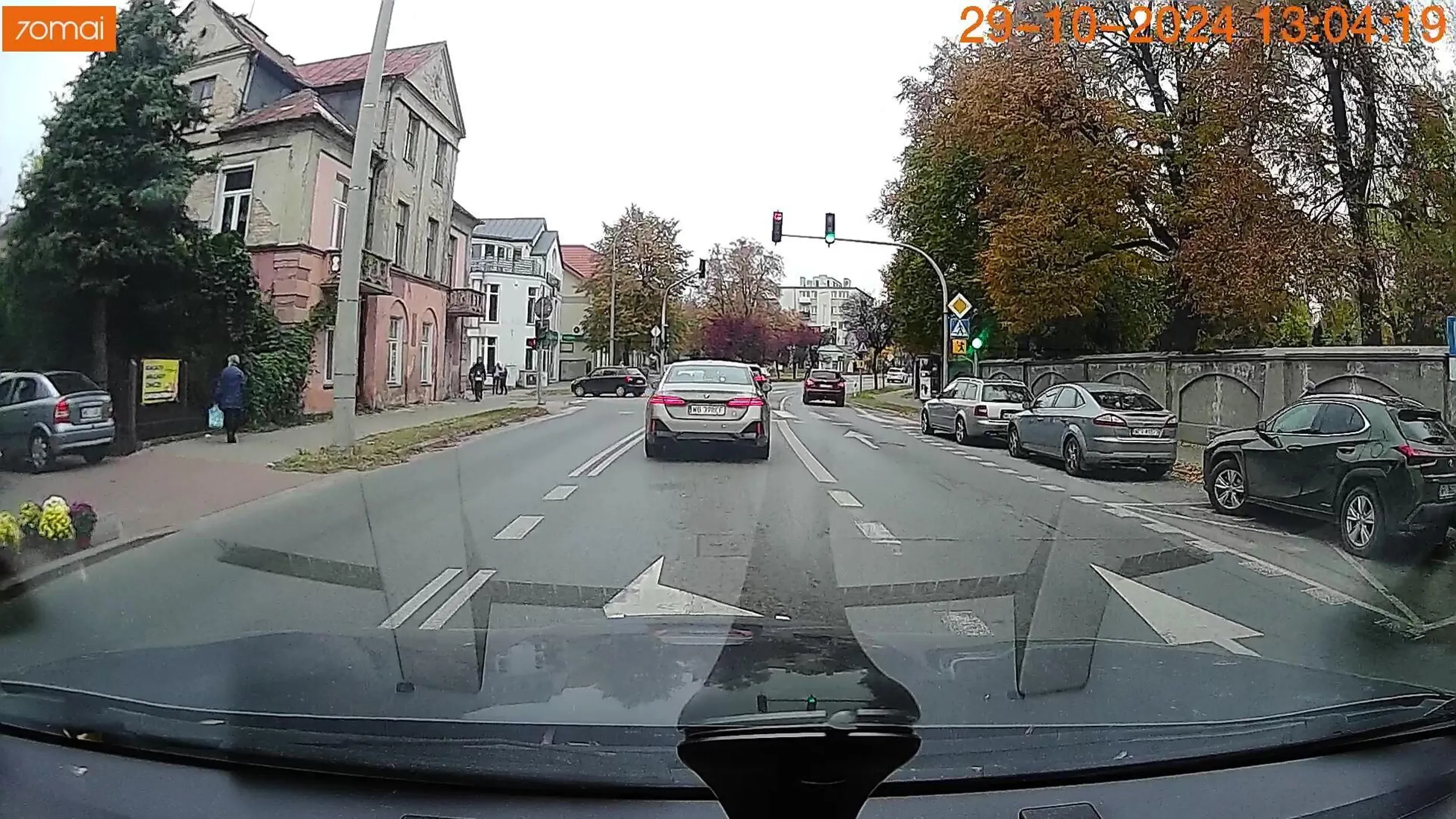 Później się dziwić, że panuje zła opinia o patokierowcach w bmw. Kierunek włączony z połowy pasa i zaliczone czerwone. Kolejna cegiełka dołożona :)