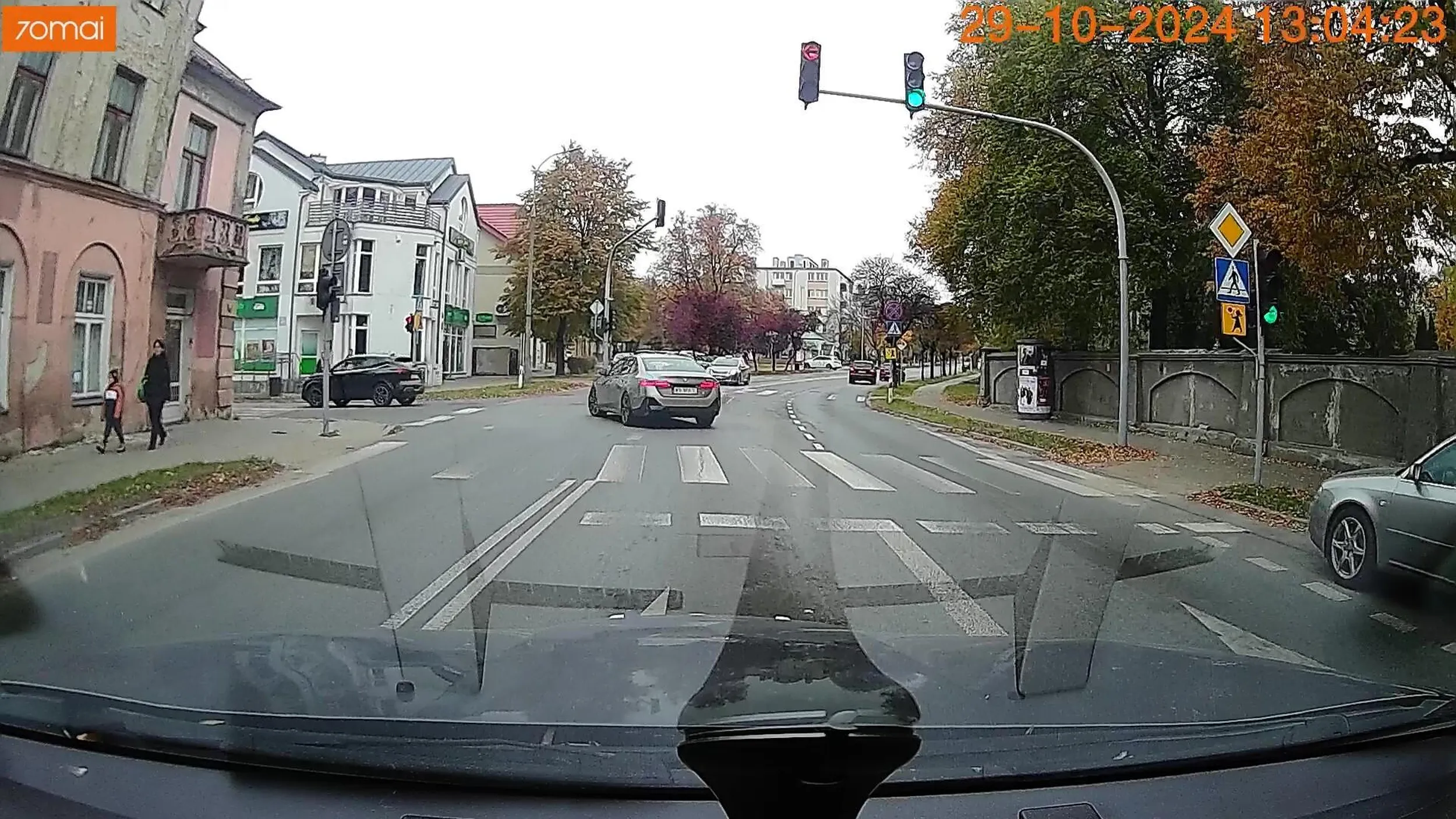 Później się dziwić, że panuje zła opinia o patokierowcach w bmw. Kierunek włączony z połowy pasa i zaliczone czerwone. Kolejna cegiełka dołożona :)