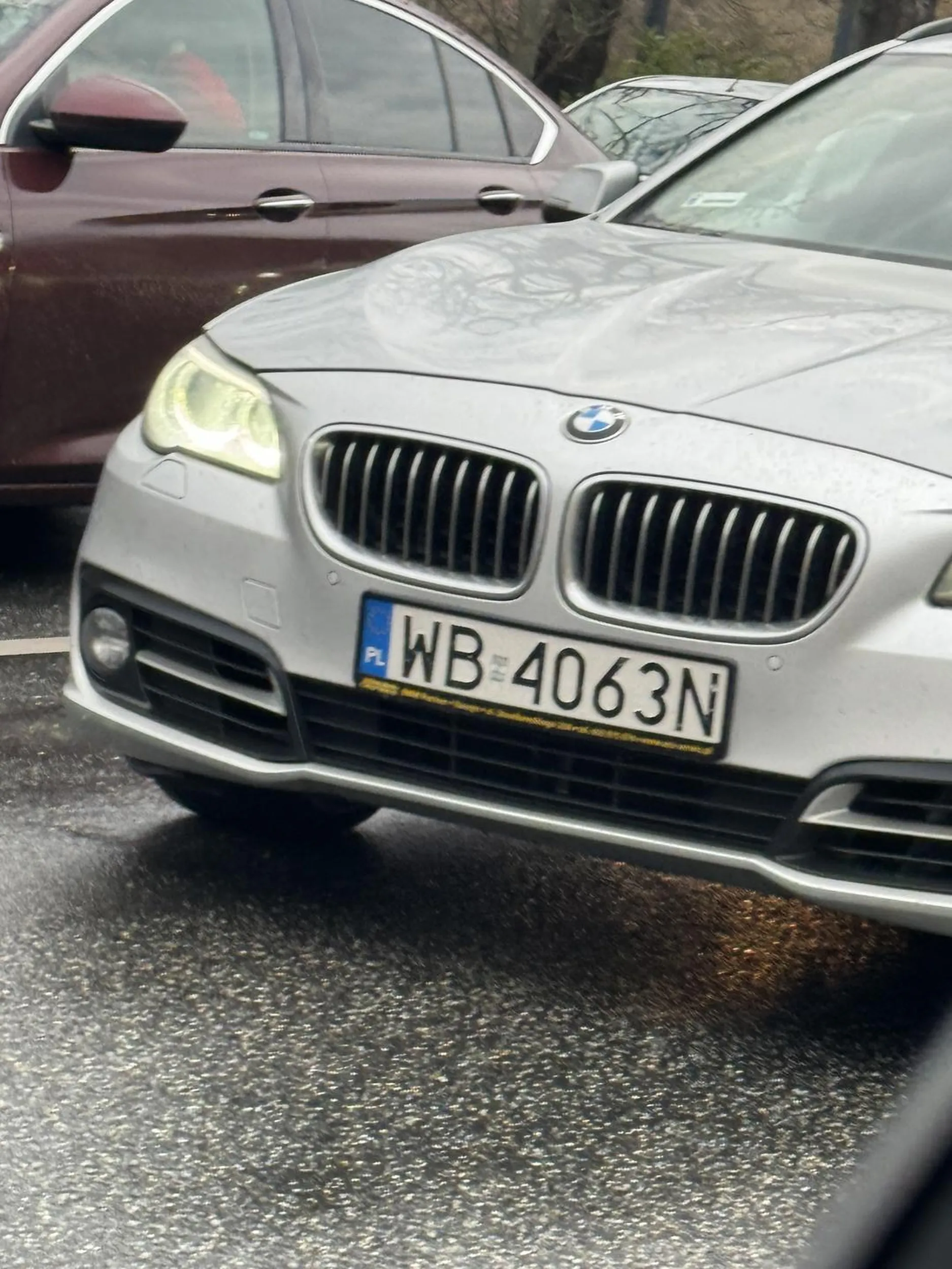 Chora psychicznie kobieta!! W mieście podjechała mi na pół metra od zderzaka a że jechałem przepisowo oraz były trzy pasy jechałem dalej przed siebie. Po chwili zaczęła mrugać, ale ze nie pomogło zaczęła mnie wyprzedać i próbowała zepchnąć z drogi. Trzymajcie się z daleka i uważajcie bo jest to zdecydowanie osoba niezrównoważona!!