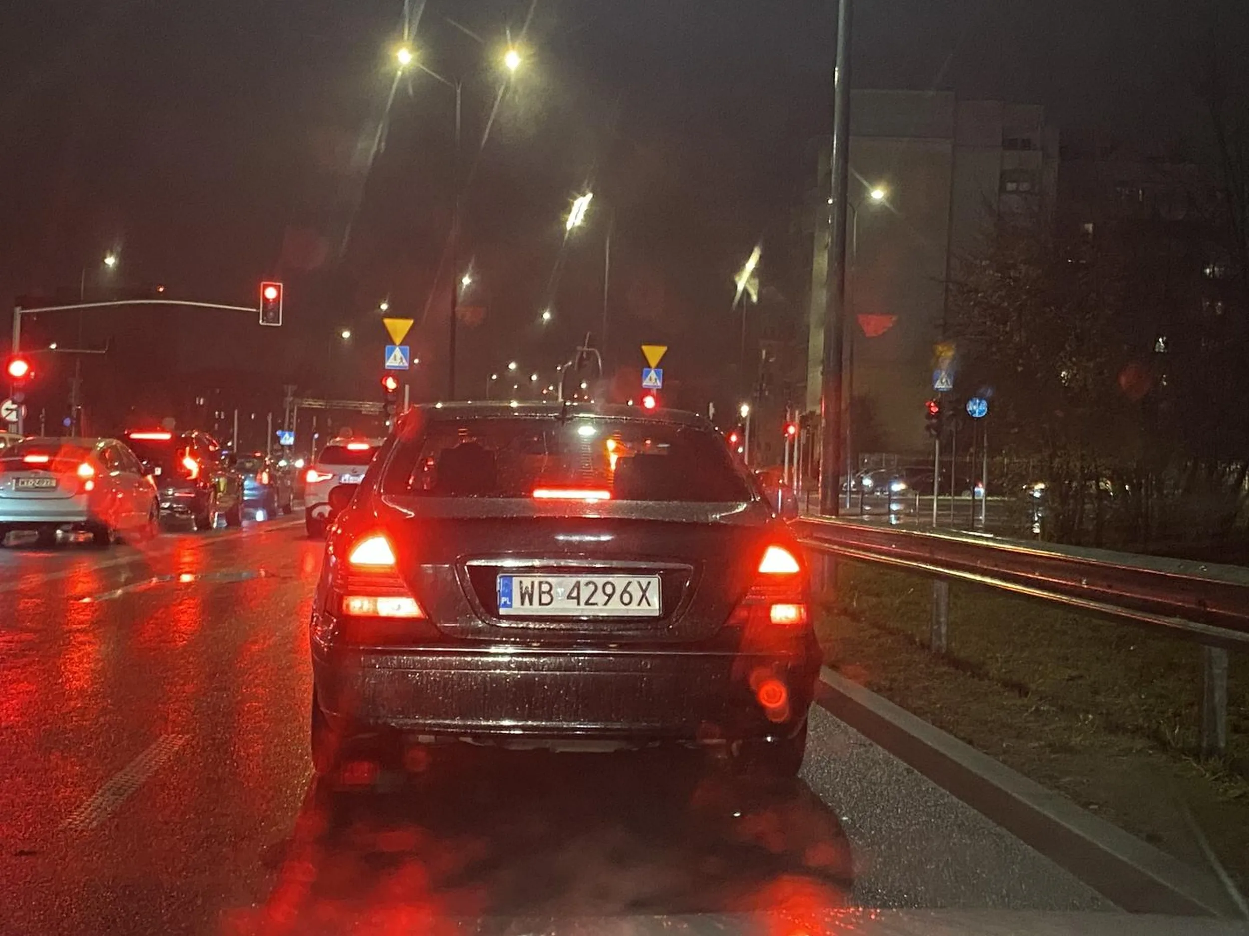 Kobita szalala na obwodnicy Warszawy o malo co nie rozwalila innego auta scigajac sie z kims po pierwszym pasie. Kierujacy przed nia zauwazyl ze sie nie zmiesci odskoczyl w prawo i kobieta w mercedesie zmiescila sie na trzeciego w srodku miedzy pierwszym a drugim pasem - o malo co bylaby totalna masakra . Zalaczam zdjecie idiotki.