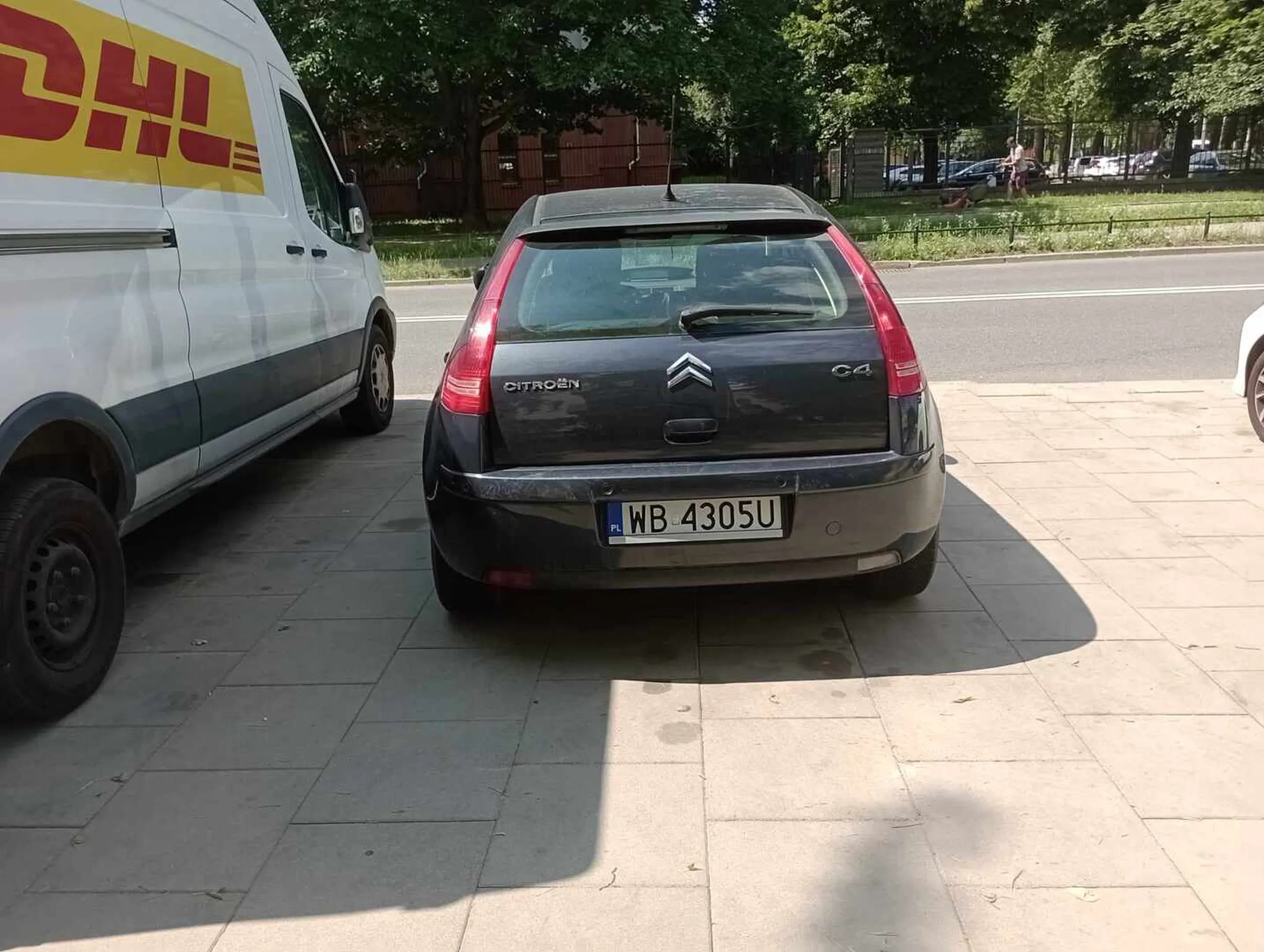 Chodnik to nie parking !!