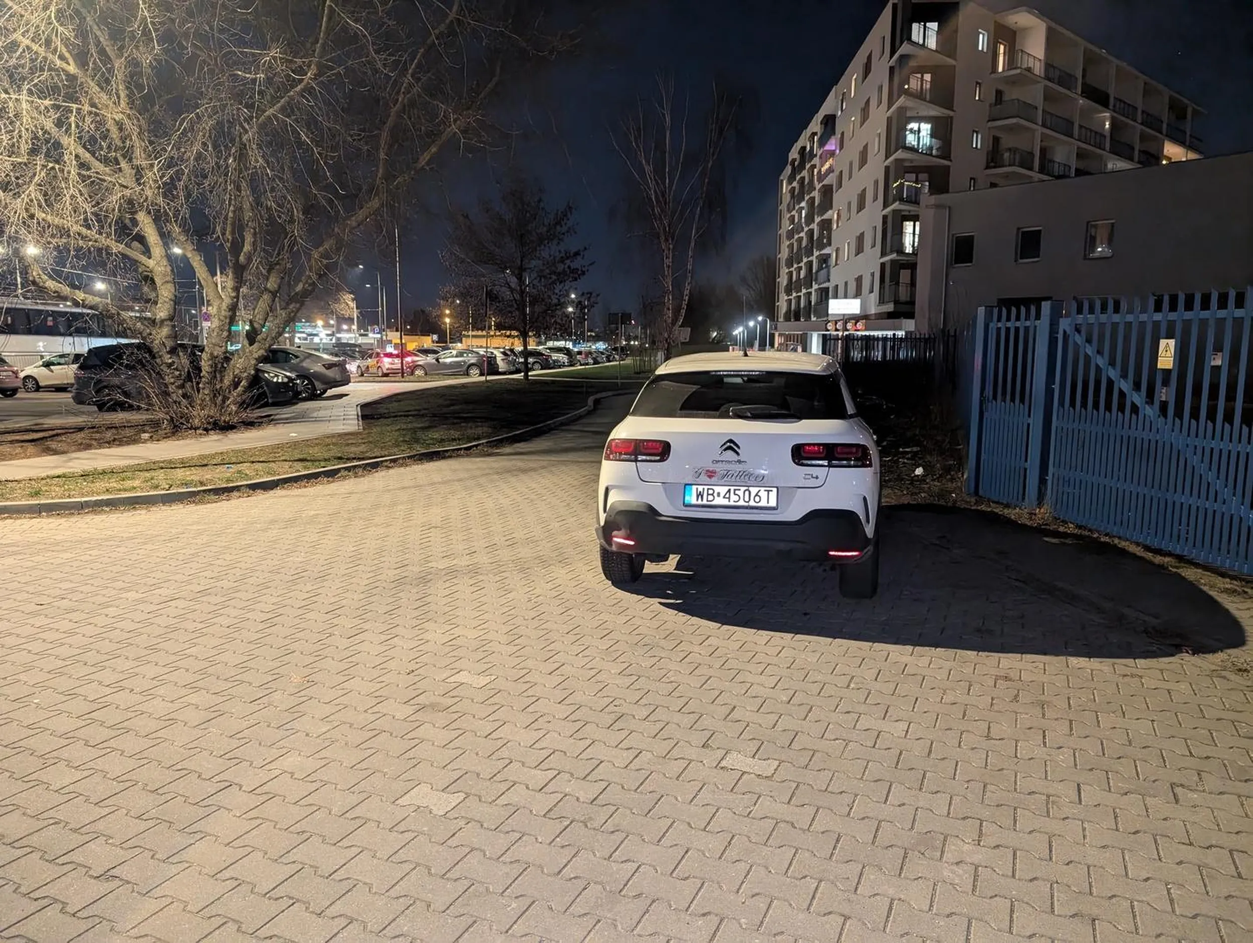 Parkiuje przy wyjściu ze szkoły.