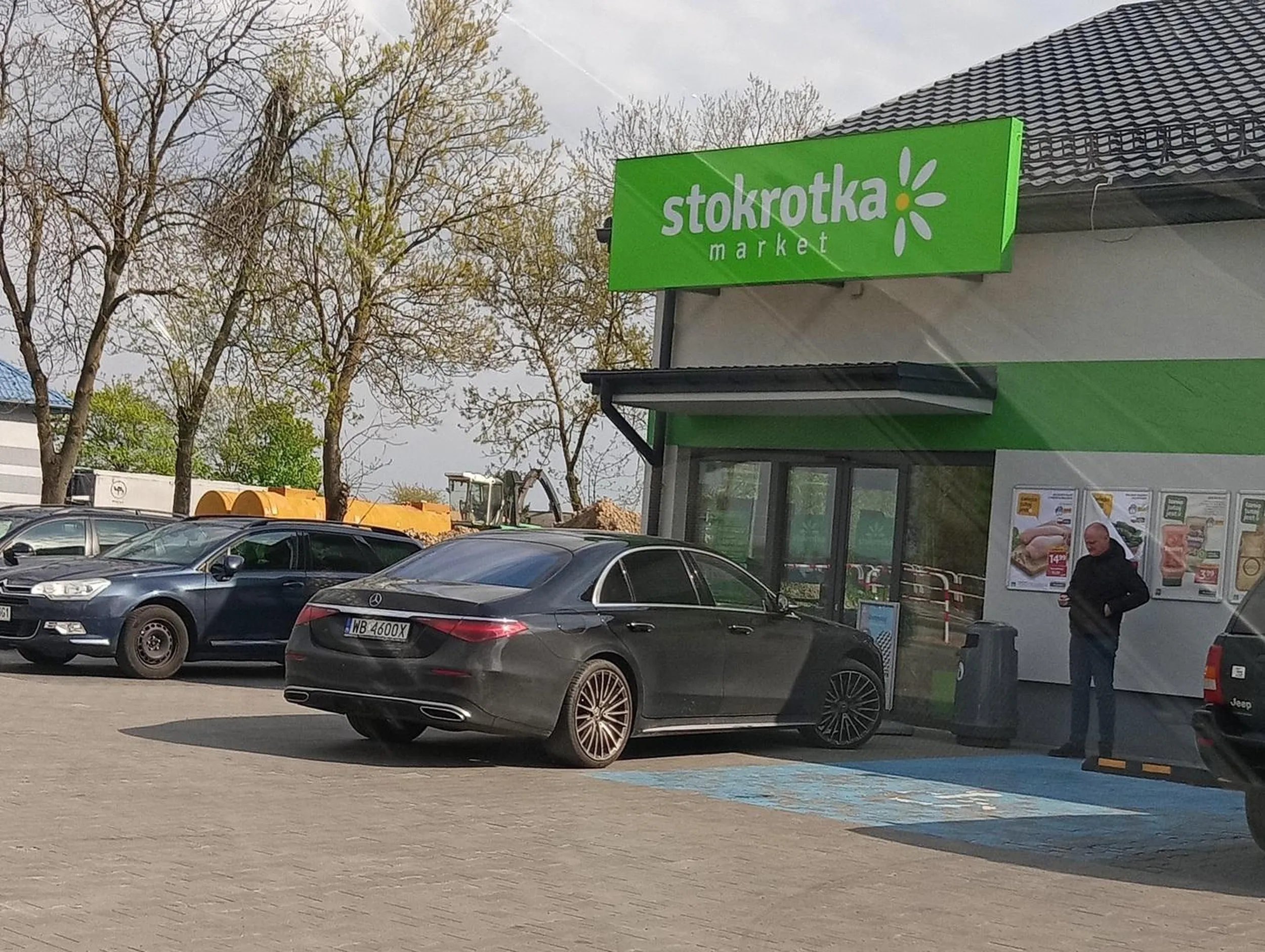 Szkoda że w środku nie zaparkował Czy WB to skrót od Wieśniacki Burak? bo warszafka to już słynie z buractwa