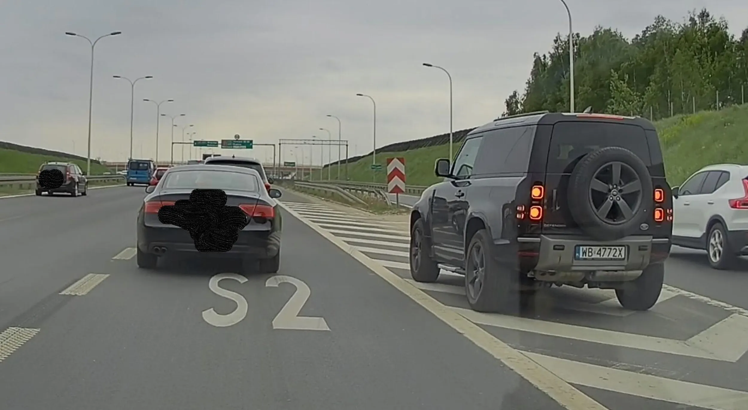 No proszę, jaka ta wawa mała, ten sam pan pięknie wbija się przed wszystkimi po pasie wyłączonym z ruchu...