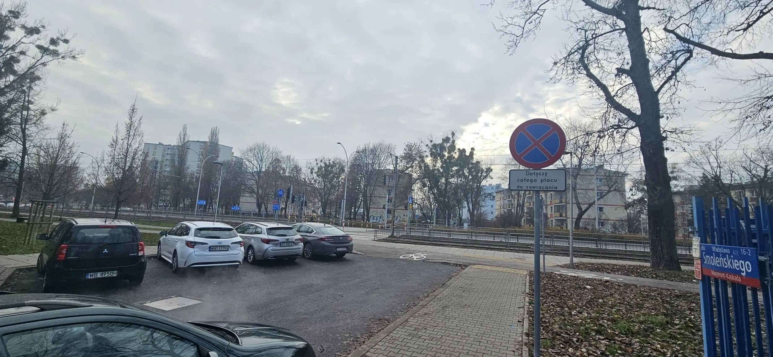 Prośba drogi kierowco o parkowanie w taki sposób aby nie uniemożliwiać innym wyjazdu.