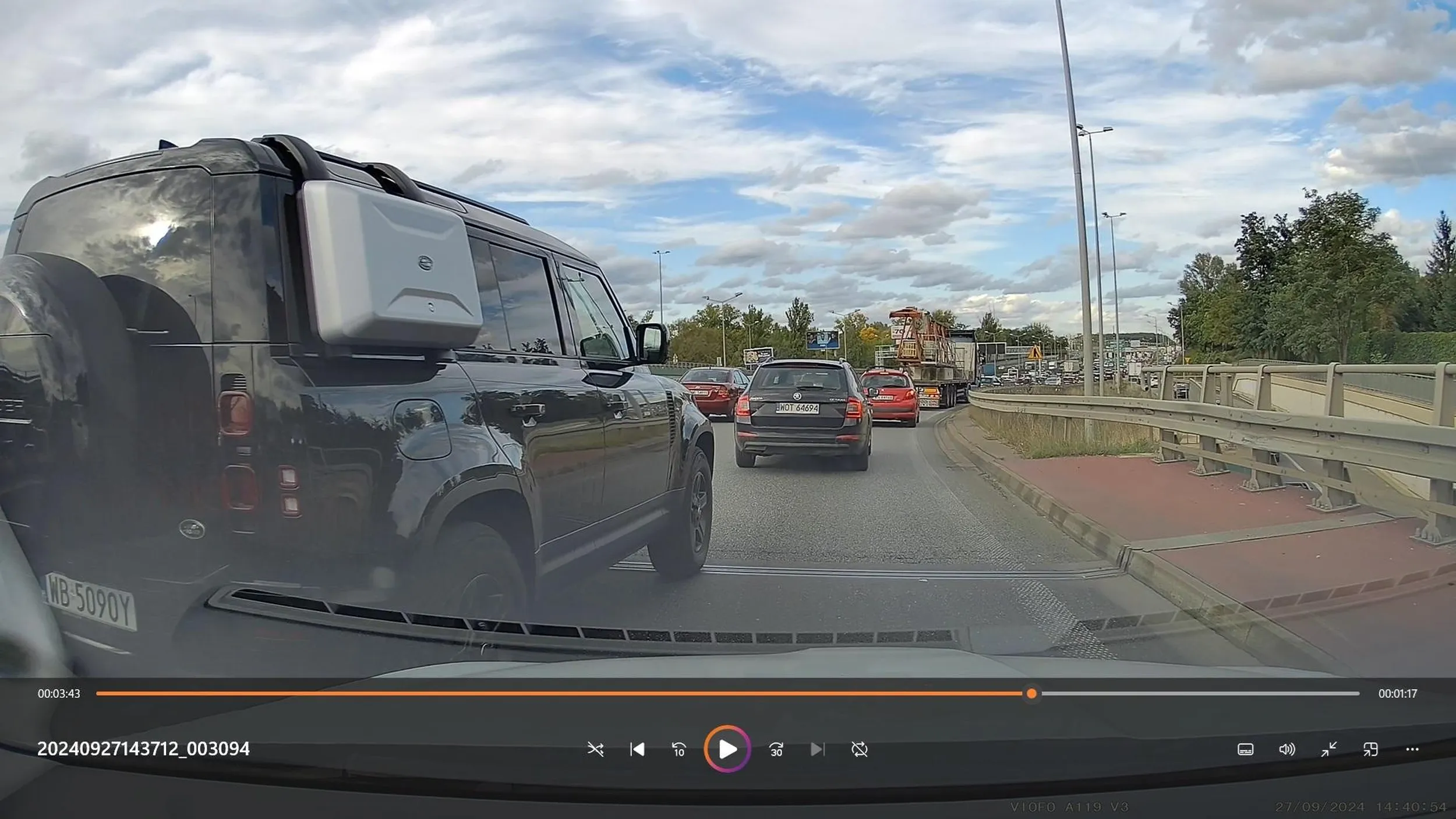 Kierowca to su..zdz...hm...jednoklatkowy twór płci żeńskiej całkowicie pozbawiony empatii i wyobraźni, bezczelnie spychający uczestników ruchu z pasa, bo akurat na ten pas wjechać musi. Ja akurat zgłoszę ten przypadek na policję.