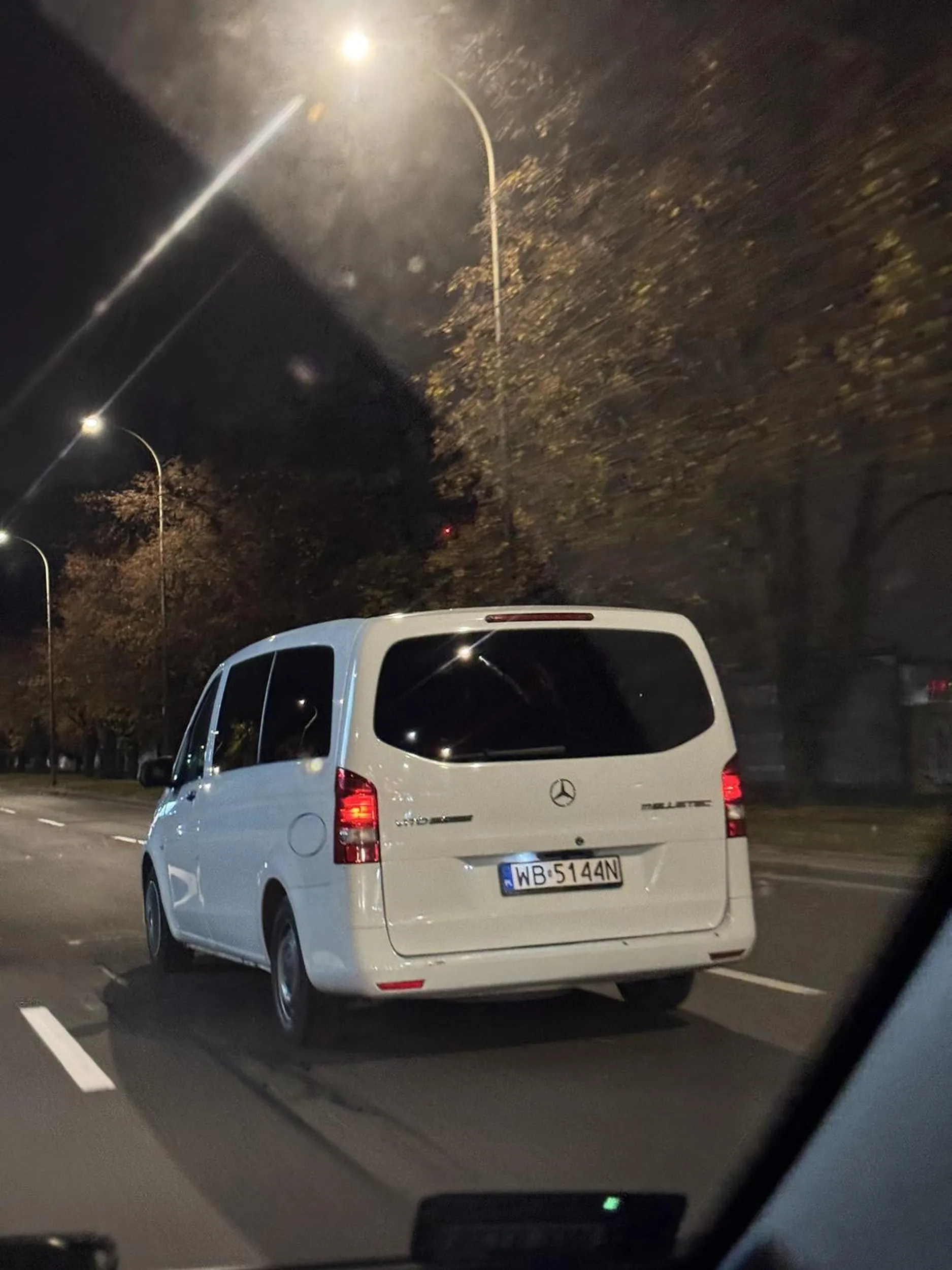 Nie normalne zachowanie i wpychanie się po czym obwinia sam i robi zdjęcia XD, serdecznie nie pozdrawiam! Zrobił pan wieczór;)