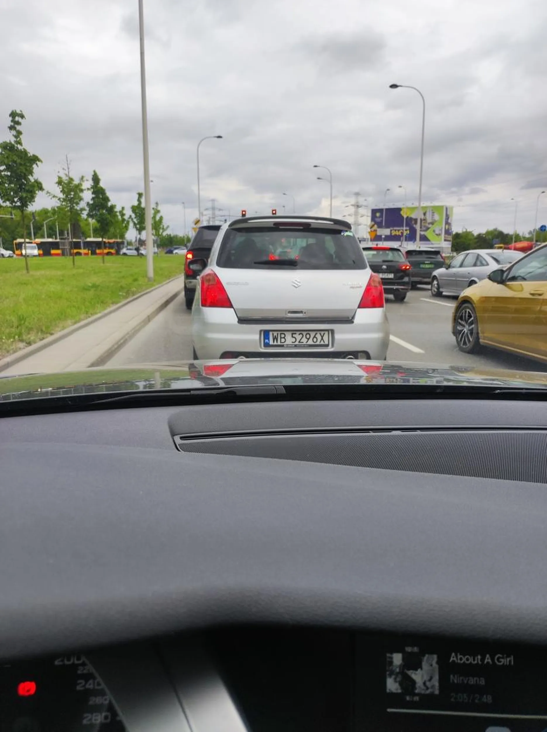 Agresywny kierowca, zajeżdża drogę Gestykuluje przez szybę że lubi robić łachę