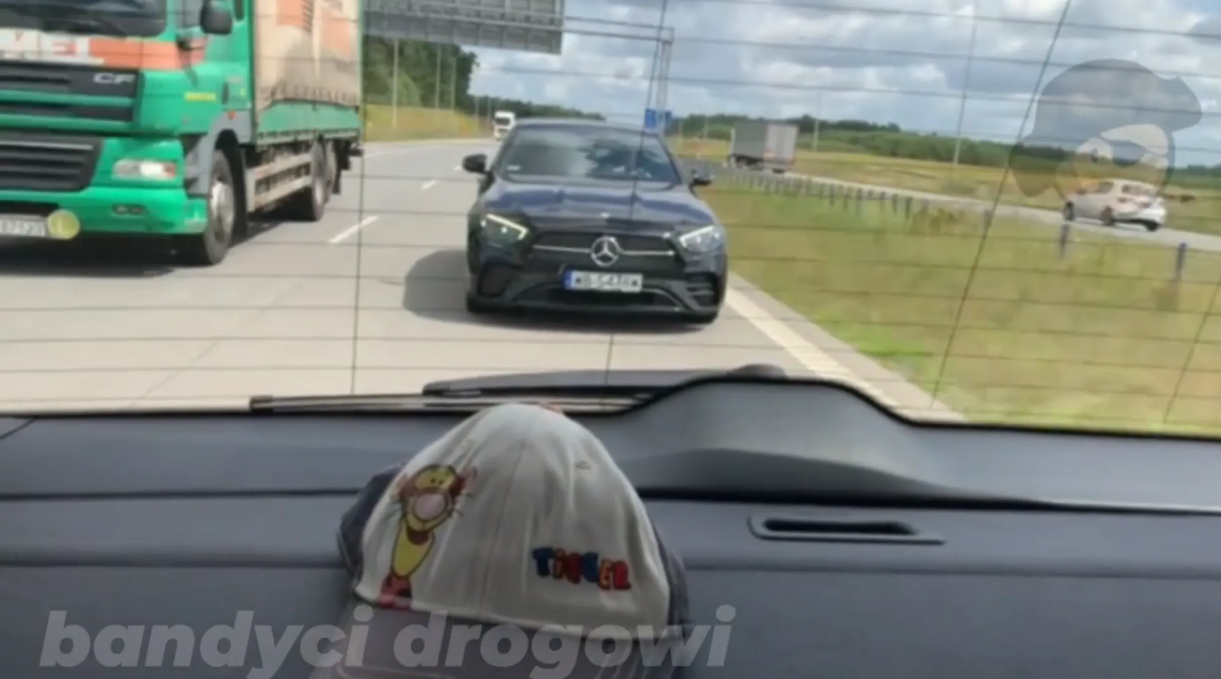 Kierowca lubi jeździ na zderzaku