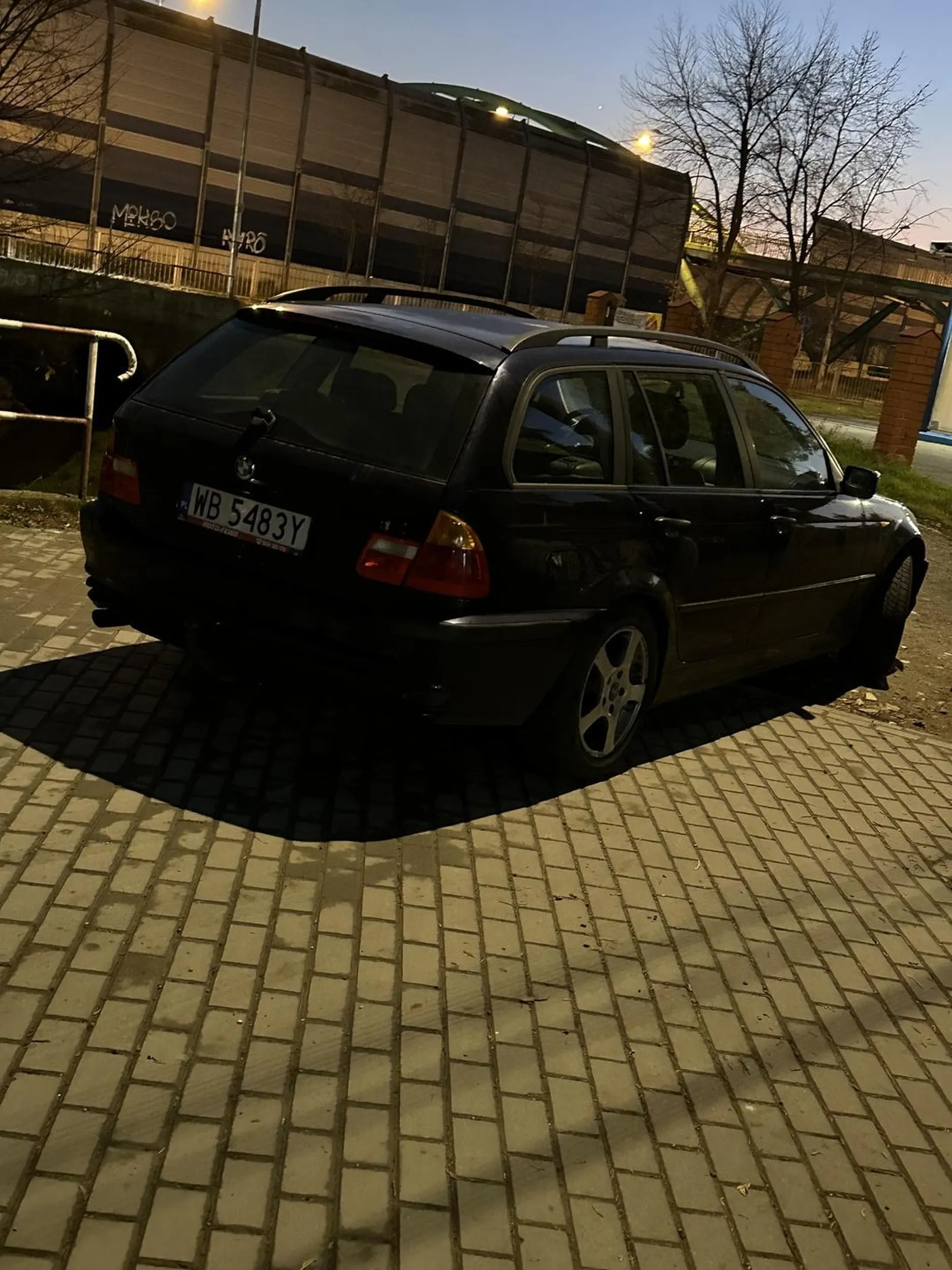 Przygłup stawia auto na środku drogi