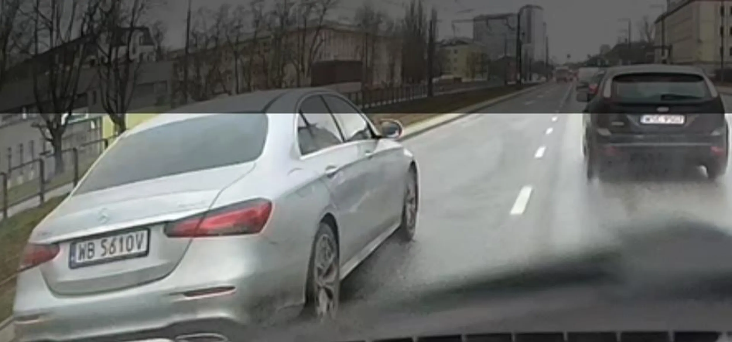 Gagatek nie tylko blokuje lewy pas, ale w trakcie jazdy przegląda w telefonie zdjęcia nagich mężczyzn! Obrzydliwe.