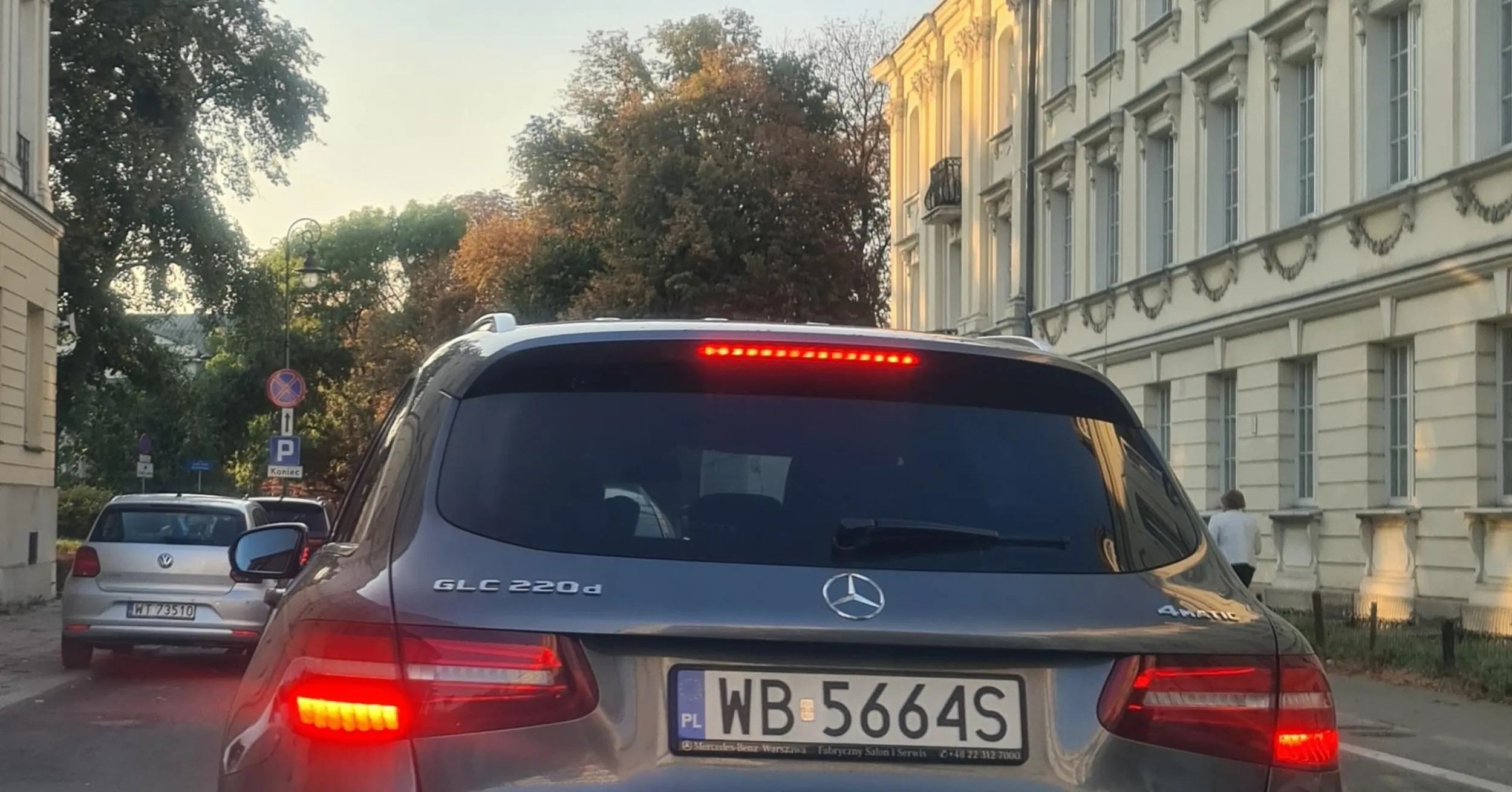 Blondynce się śpieszy. Kompletny brak kultury. Wjeżdża ba chama z pasu do skrętu a jedzie na wprost. Kobieta która potwierdza stereotyp o kobietach za kierownicą.