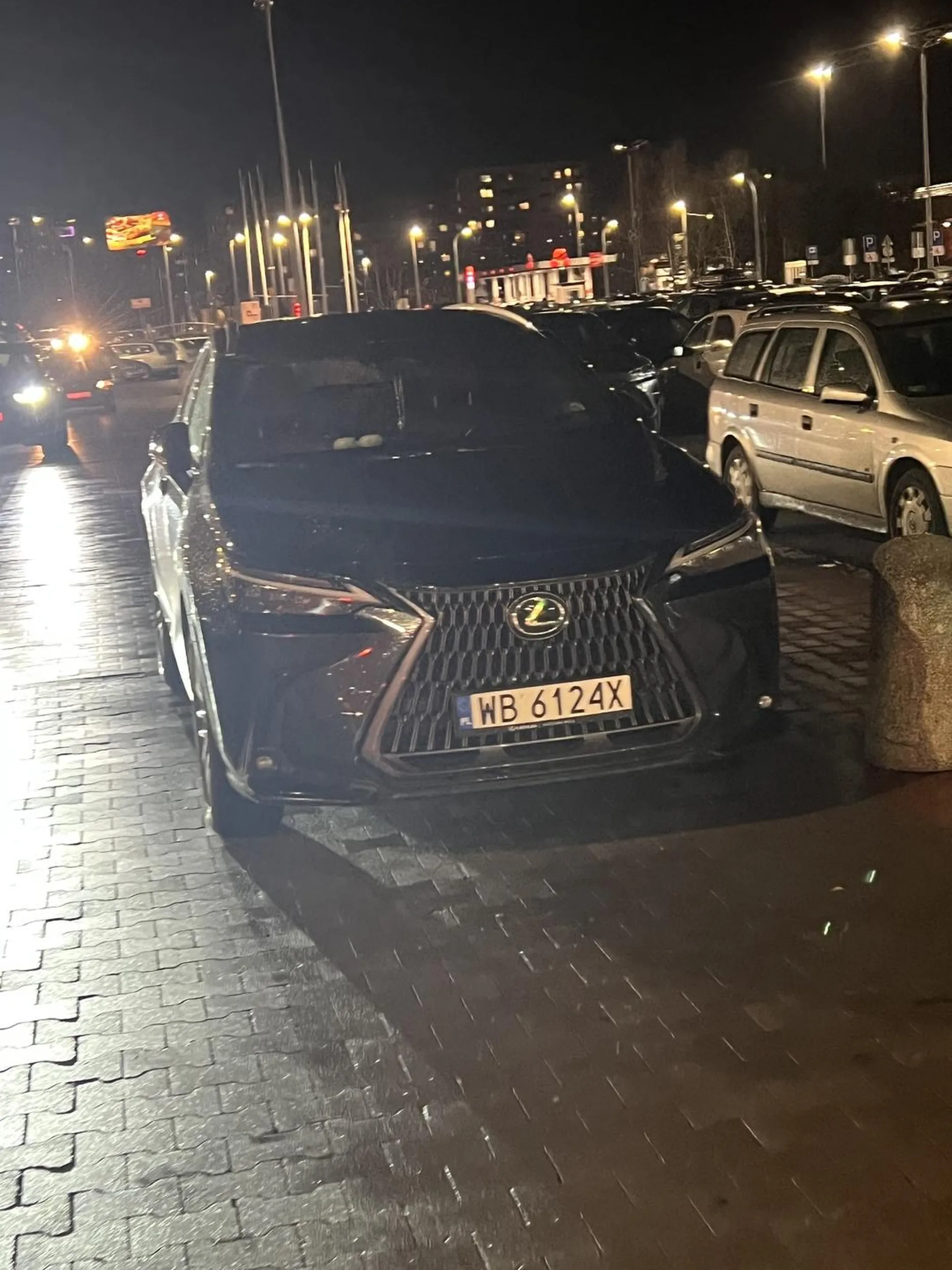 wiesniak stoi na drodze bo na parkingu nie ma miejsca i zastawia samochody stojace naprzeciwko masz szczescie ze teleskopa nie mialem bo slyszalem ze drogie szyby sa do tych lexow ;))