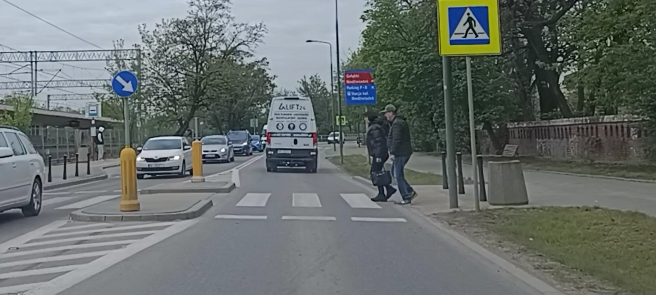 Kierowca to potencjalnie zabójca drogowy. Najpierw stał autem zaparkowanym na środku skrzyżowania "T" utrudniając przejazd i stwarzając zagrożenia a potem przejechał przed nosem i nie ustąpił pierwszeństwa pieszym stojącym przy przejściu dla pieszych