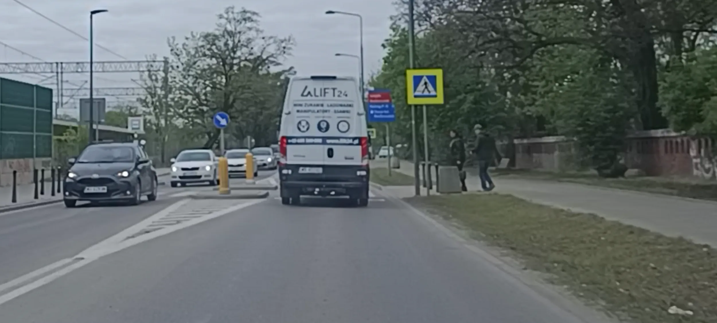 Kierowca to potencjalnie zabójca drogowy. Najpierw stał autem zaparkowanym na środku skrzyżowania "T" utrudniając przejazd i stwarzając zagrożenia a potem przejechał przed nosem i nie ustąpił pierwszeństwa pieszym stojącym przy przejściu dla pieszych