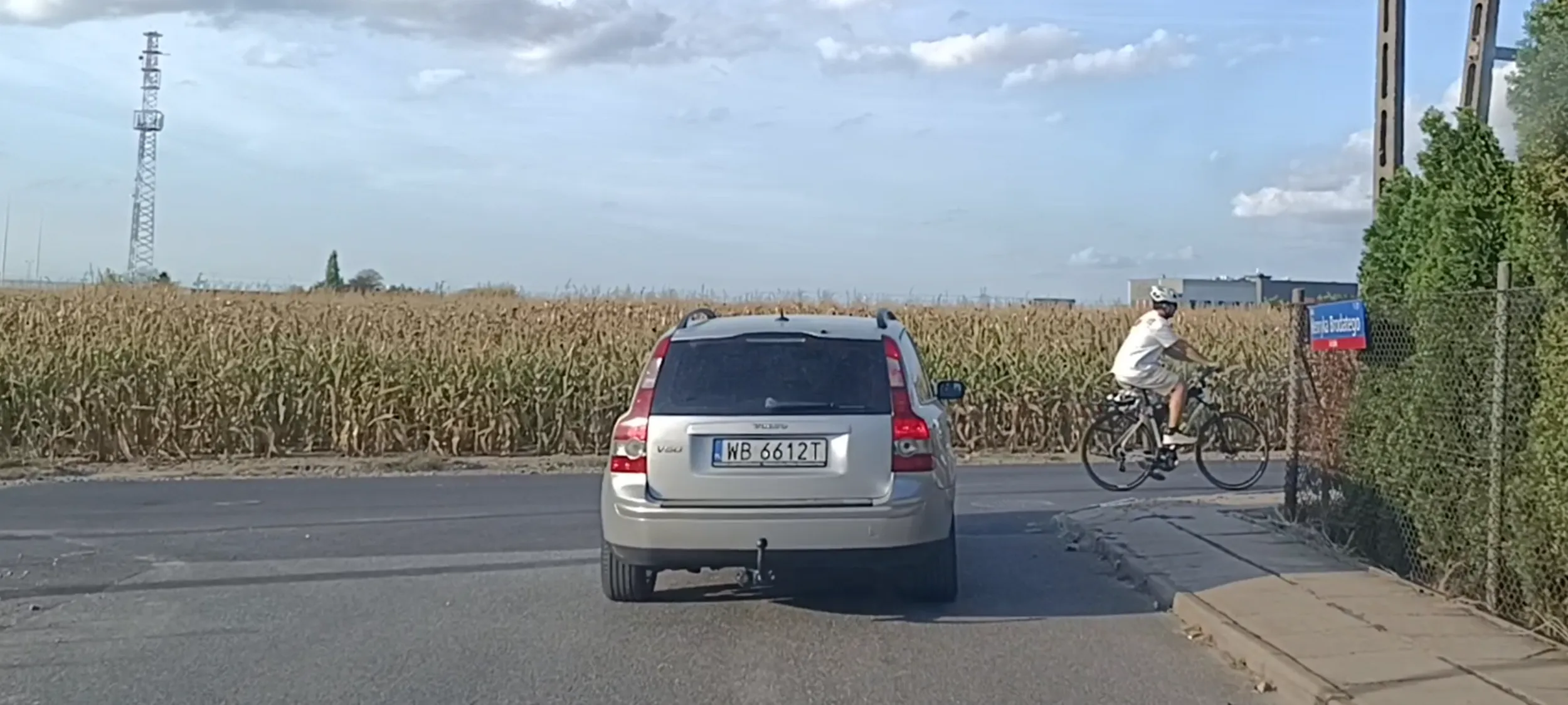 Ten kierujący wyznaje zasadę że na skrzyżowaniach dróg równorzędnych, jadący rowerem z lewej strony na pierwszeństwo przejazdu. Szok!