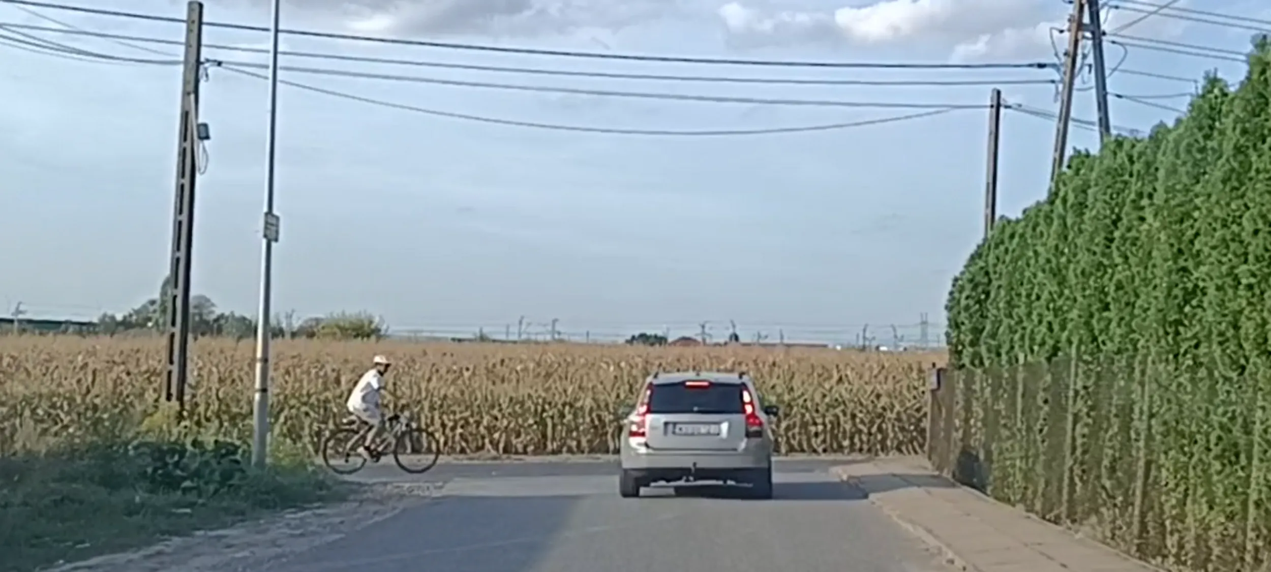 Ten kierujący wyznaje zasadę że na skrzyżowaniach dróg równorzędnych, jadący rowerem z lewej strony na pierwszeństwo przejazdu. Szok!